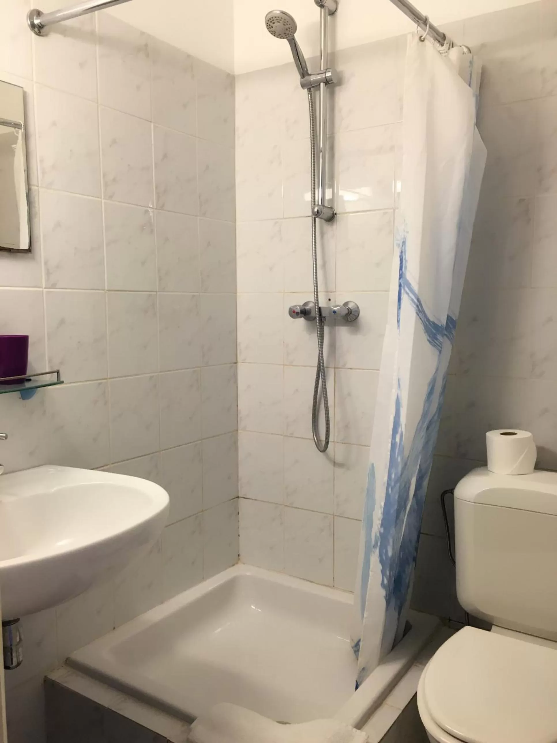 Shower in Hotel Claridge