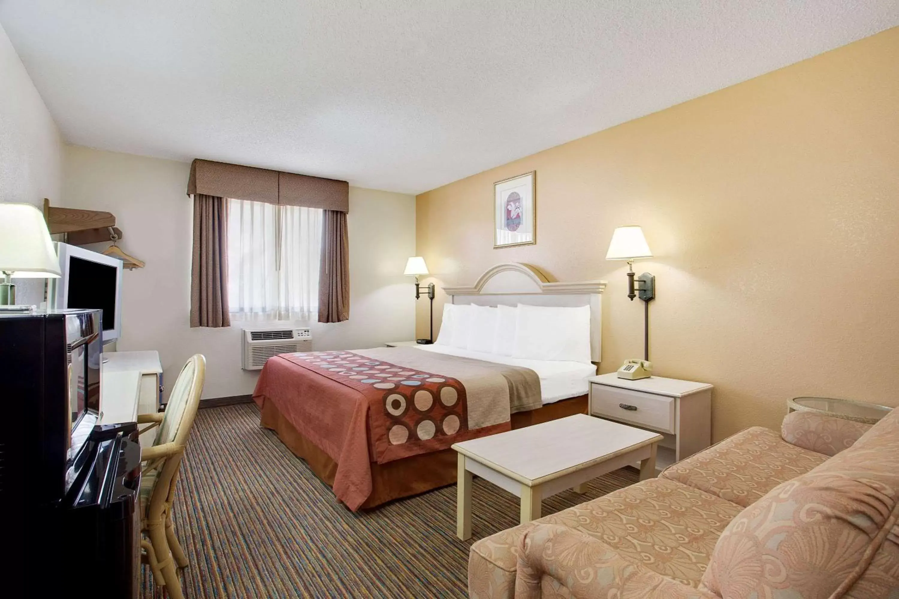 Photo of the whole room, Bed in Super 8 by Wyndham Clearwater/St. Petersburg Airport