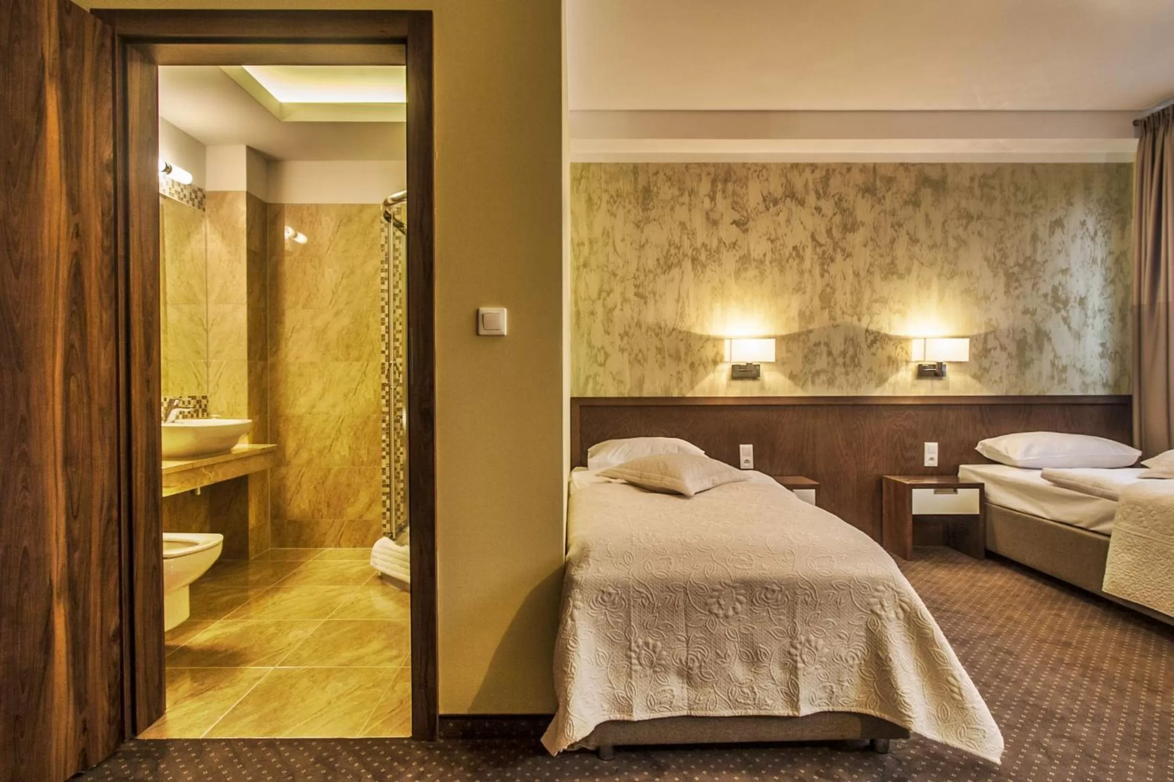 Bathroom, Bed in Hotel Tatarscy - ENERGYLANDIA