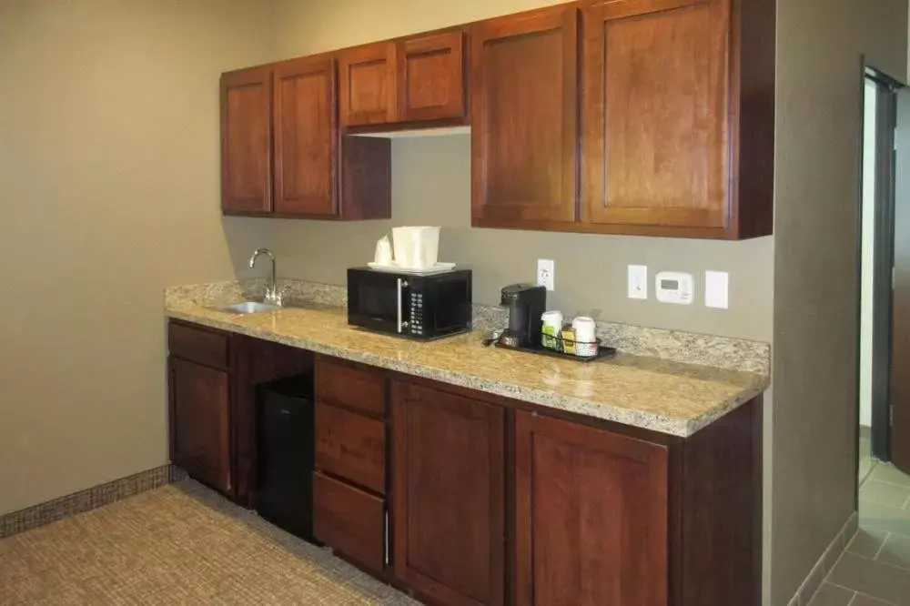 Kitchen/Kitchenette in Comfort Suites Denver International Airport