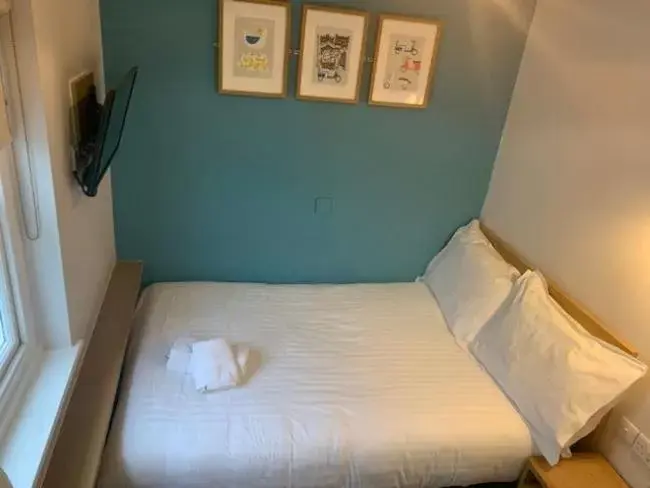 Bedroom, Bed in Legends Hotel