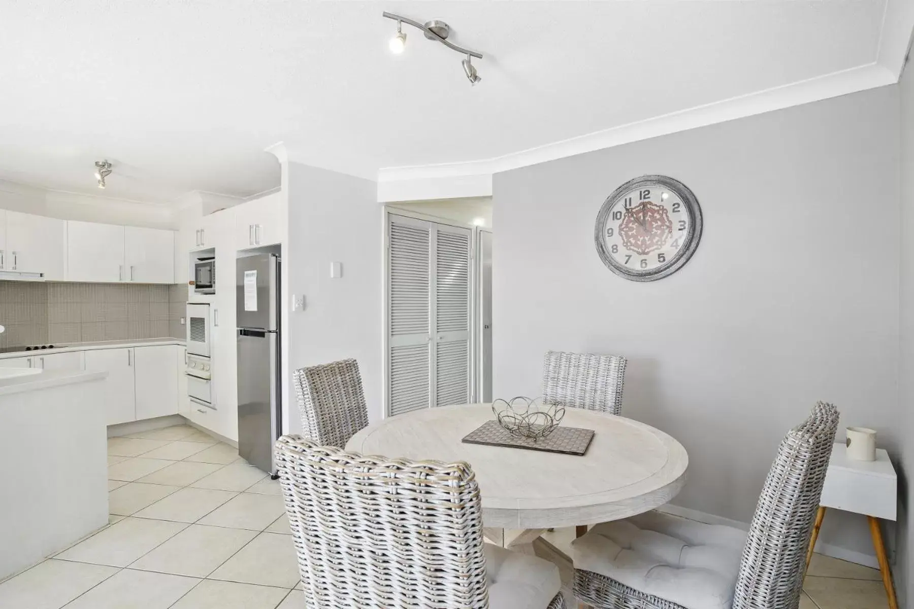 Kitchen or kitchenette, Dining Area in Kirra Palms Holiday Apartments