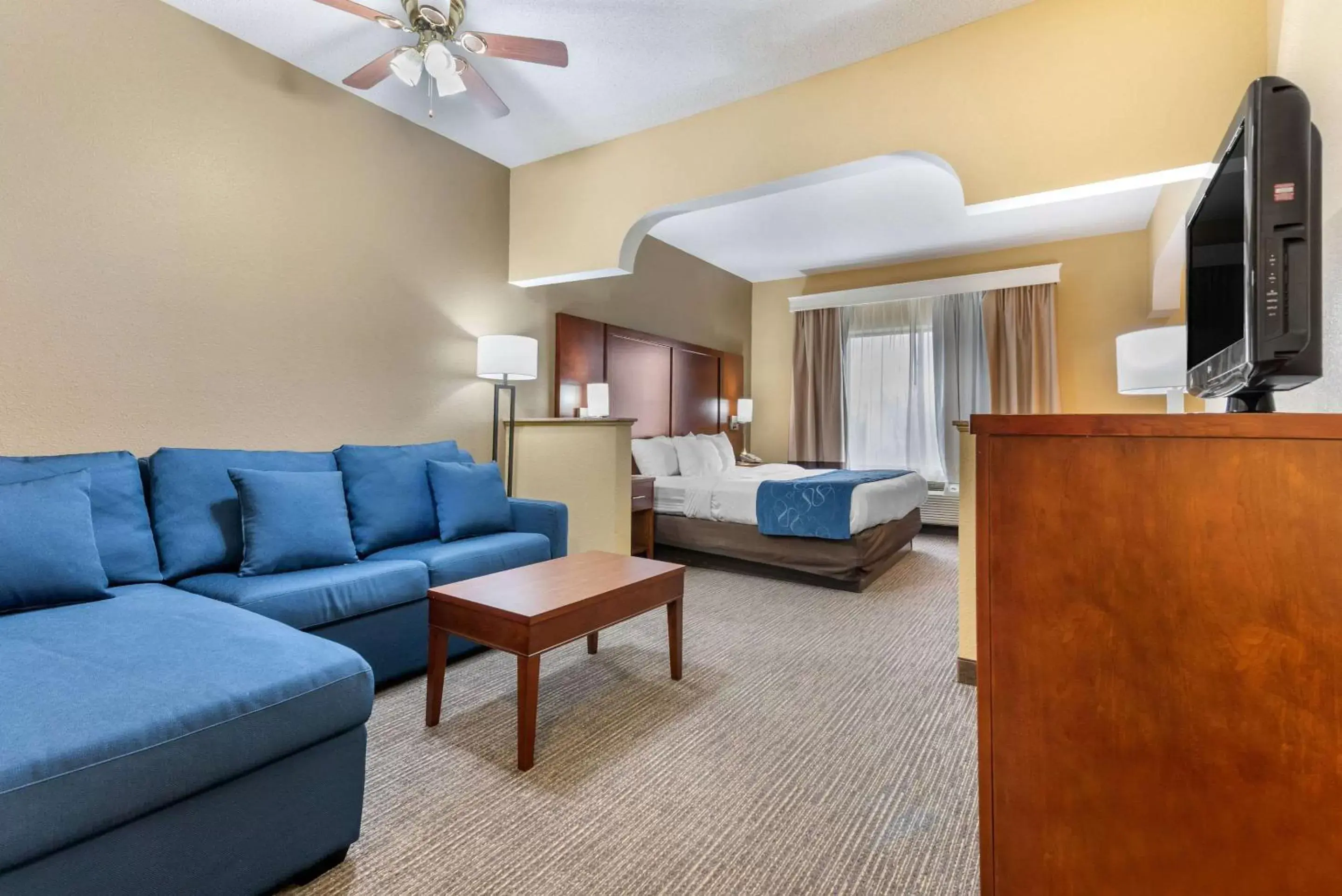 Photo of the whole room, Seating Area in Comfort Suites Findlay I-75