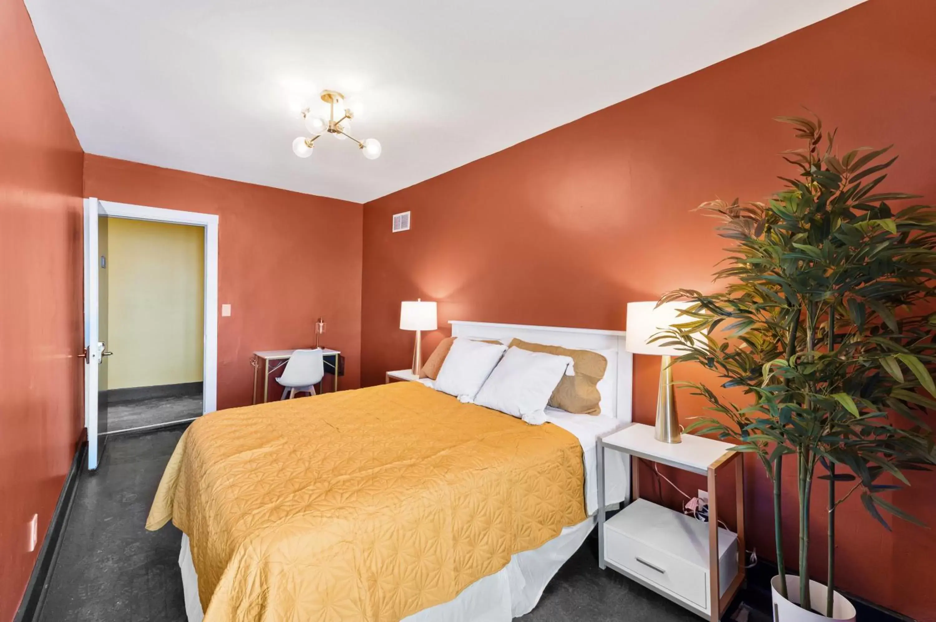 Bedroom, Bed in Randolph Hotel