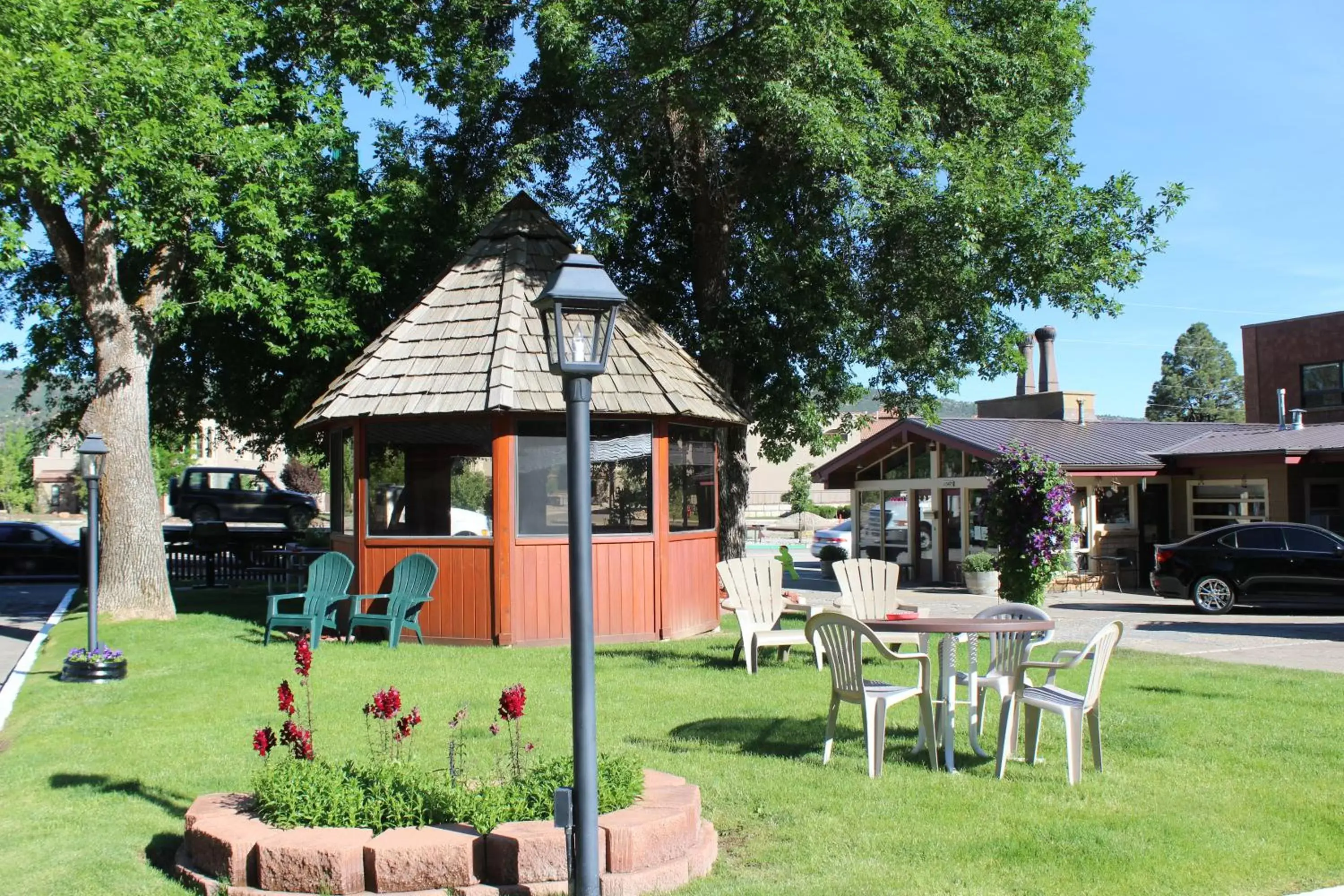 BBQ facilities, Property Building in The Siesta Motel