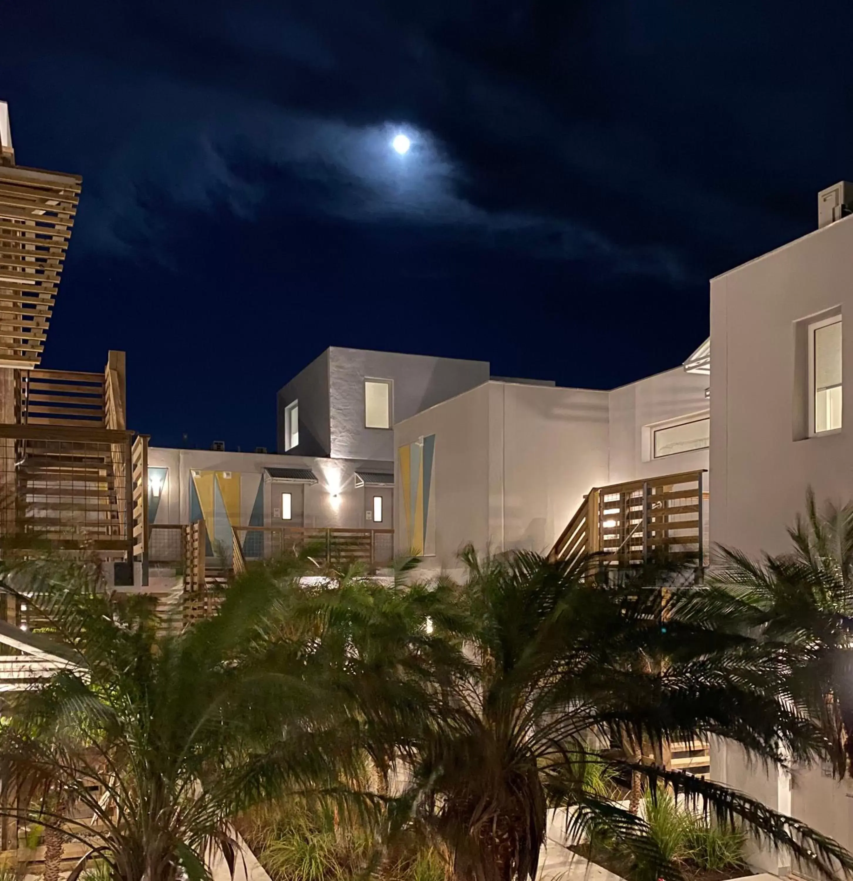 Property building in Lively Beach Property building in Lively Beach