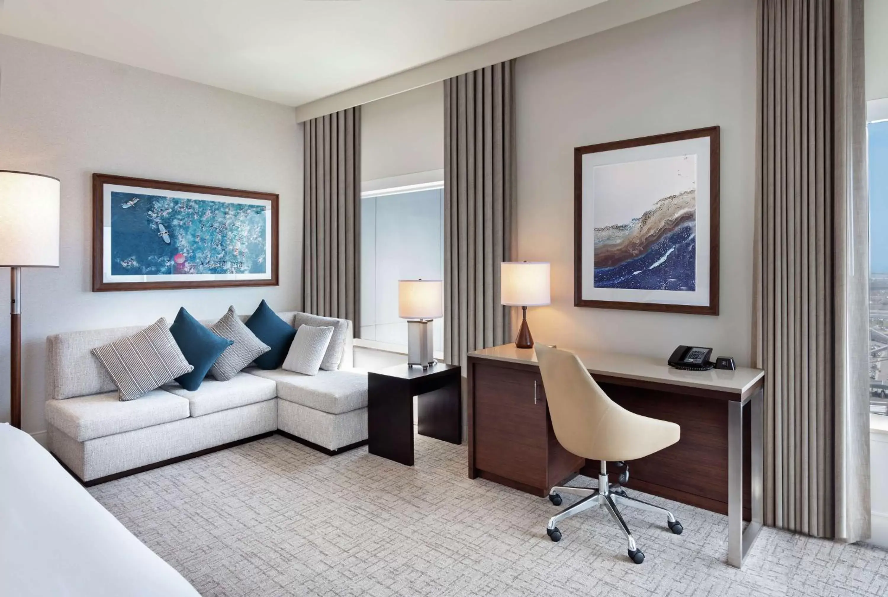 Bedroom, Seating Area in Hilton San Diego Bayfront