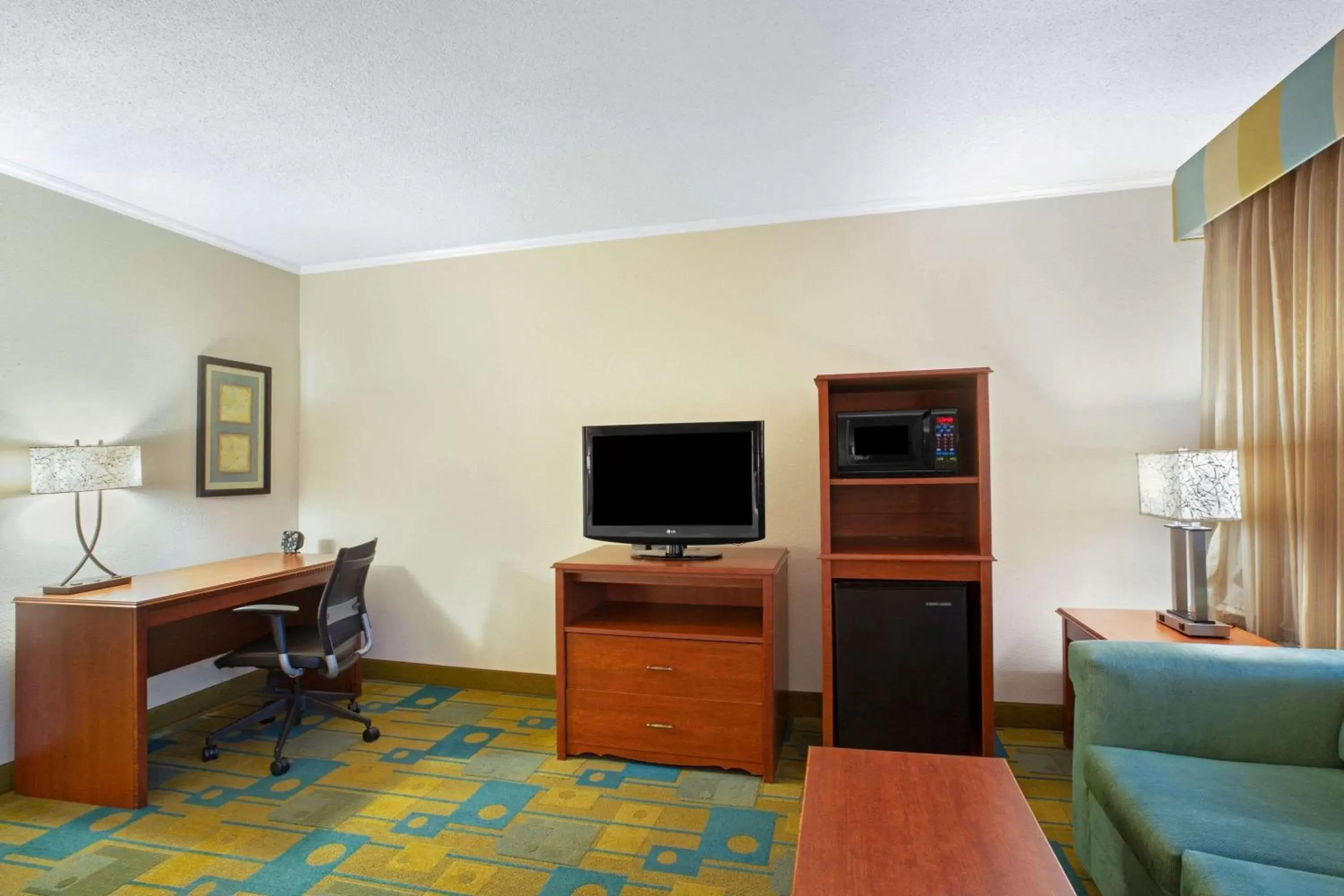 Photo of the whole room, TV/Entertainment Center in La Quinta Inn by Wyndham Auburn Worcester