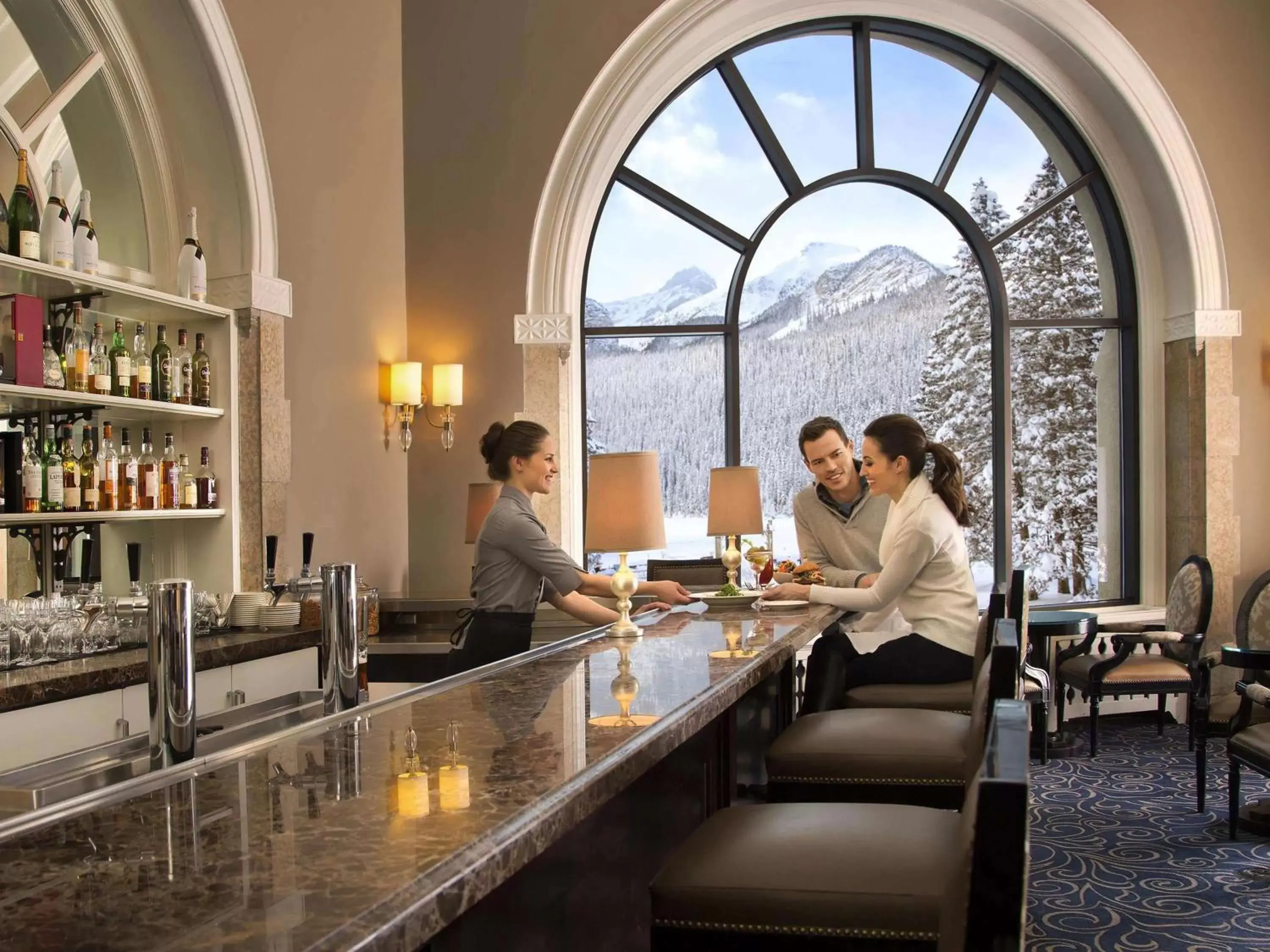 Lounge or bar in Fairmont Château Lake Louise