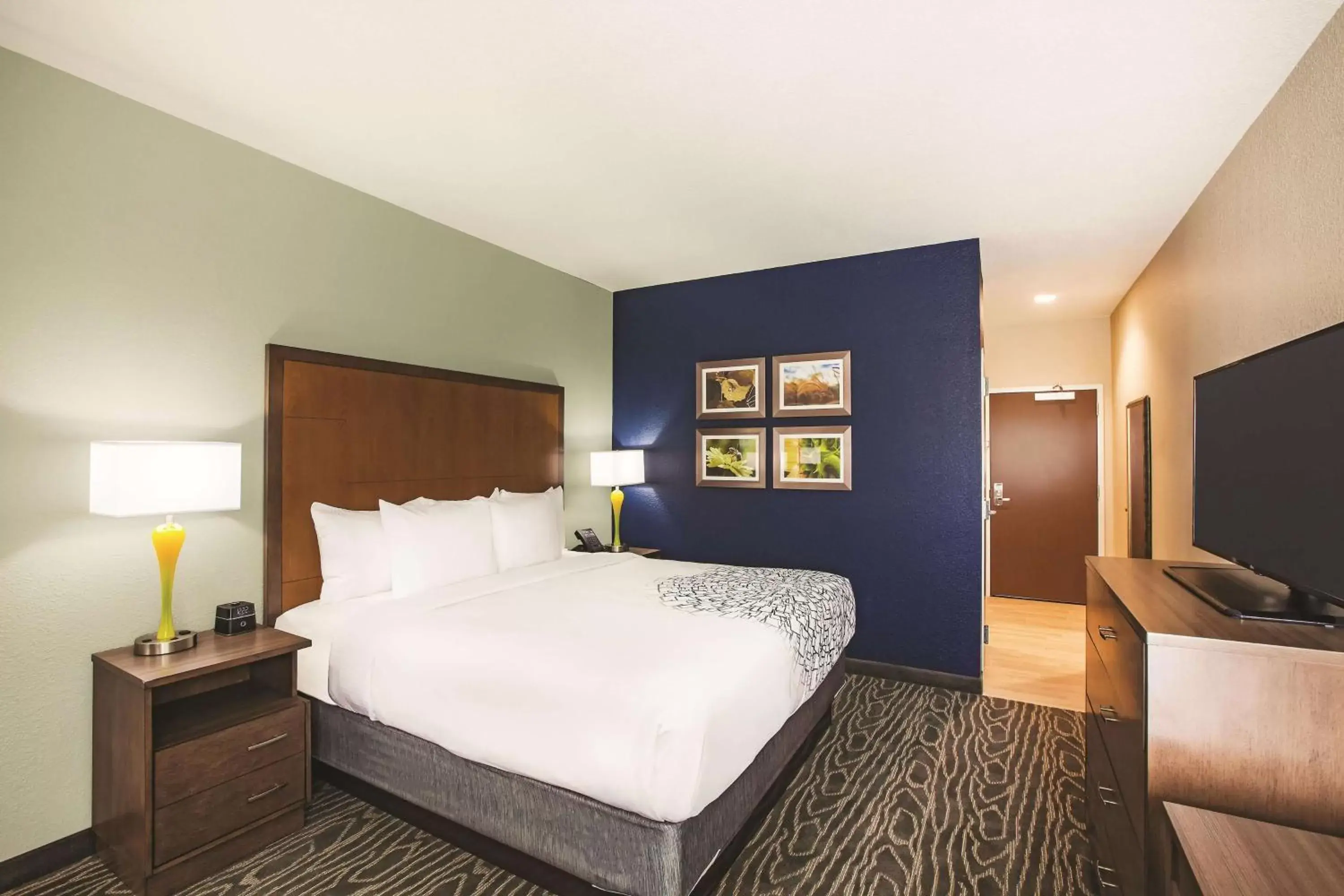 Photo of the whole room, Bed in La Quinta by Wyndham Wichita Northeast
