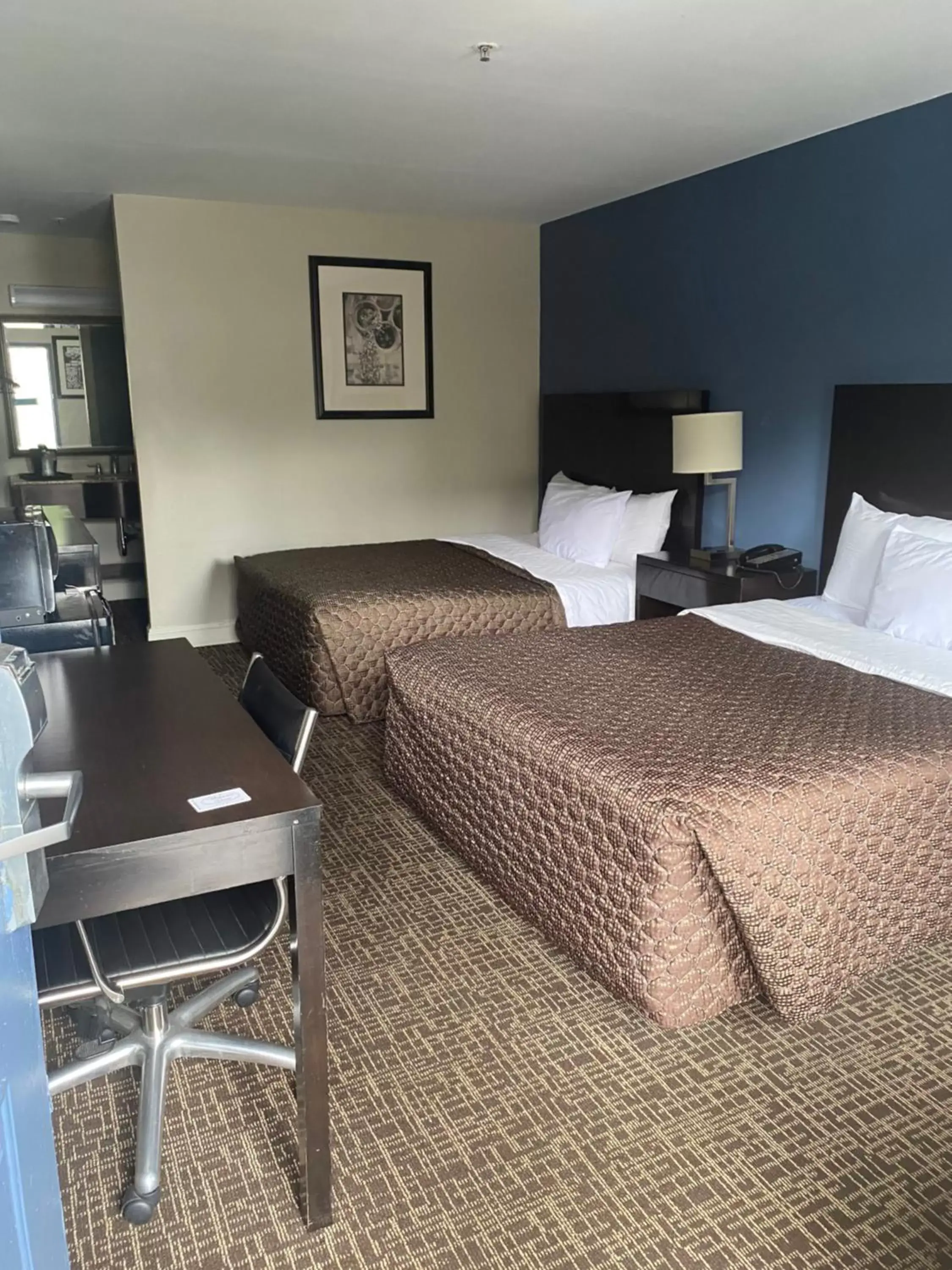 Bed in Fairview Inn - Greensboro Airport