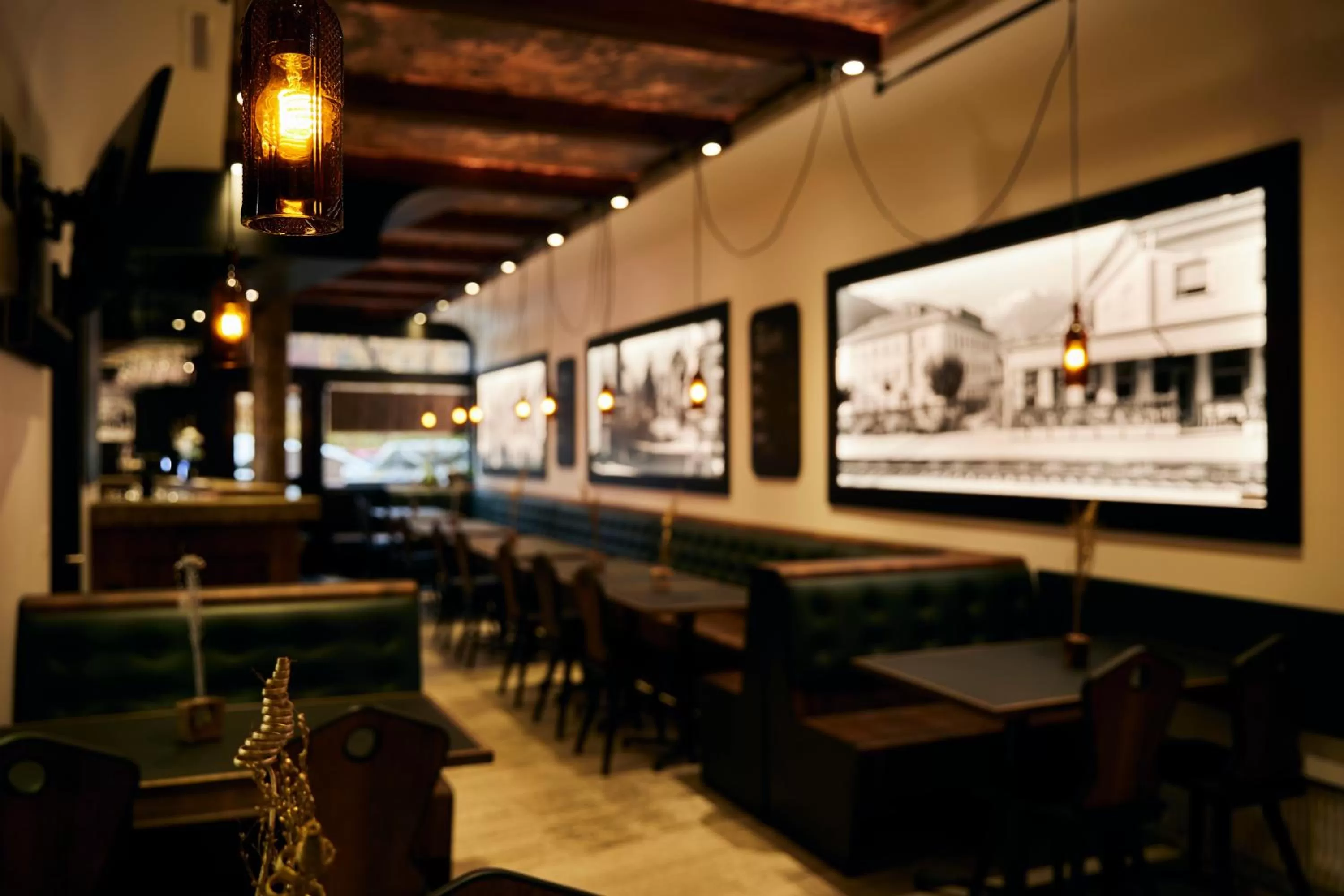 Restaurant/places to eat, Lounge/Bar in Elite