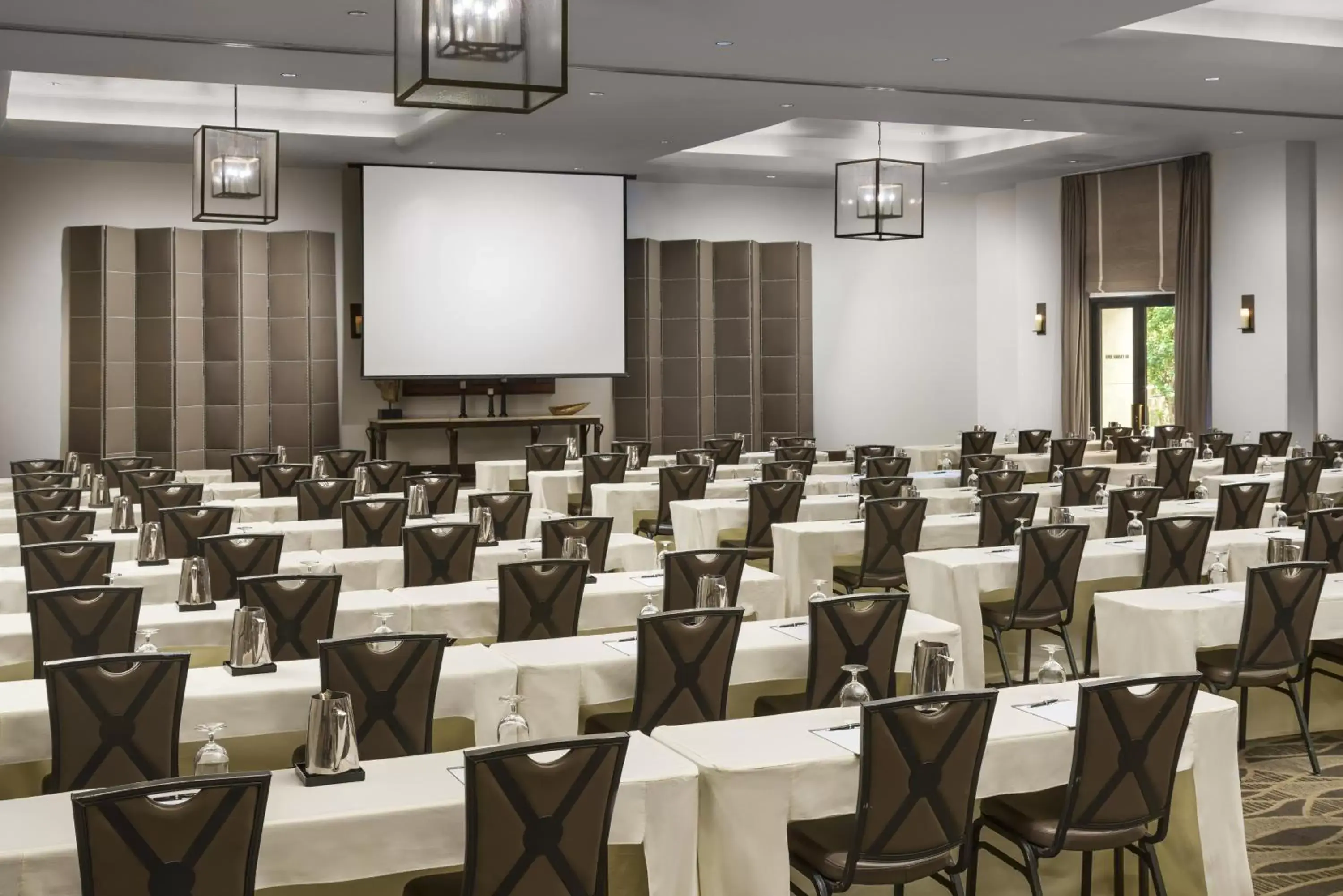 Business facilities in Luxe Sunset Boulevard Hotel