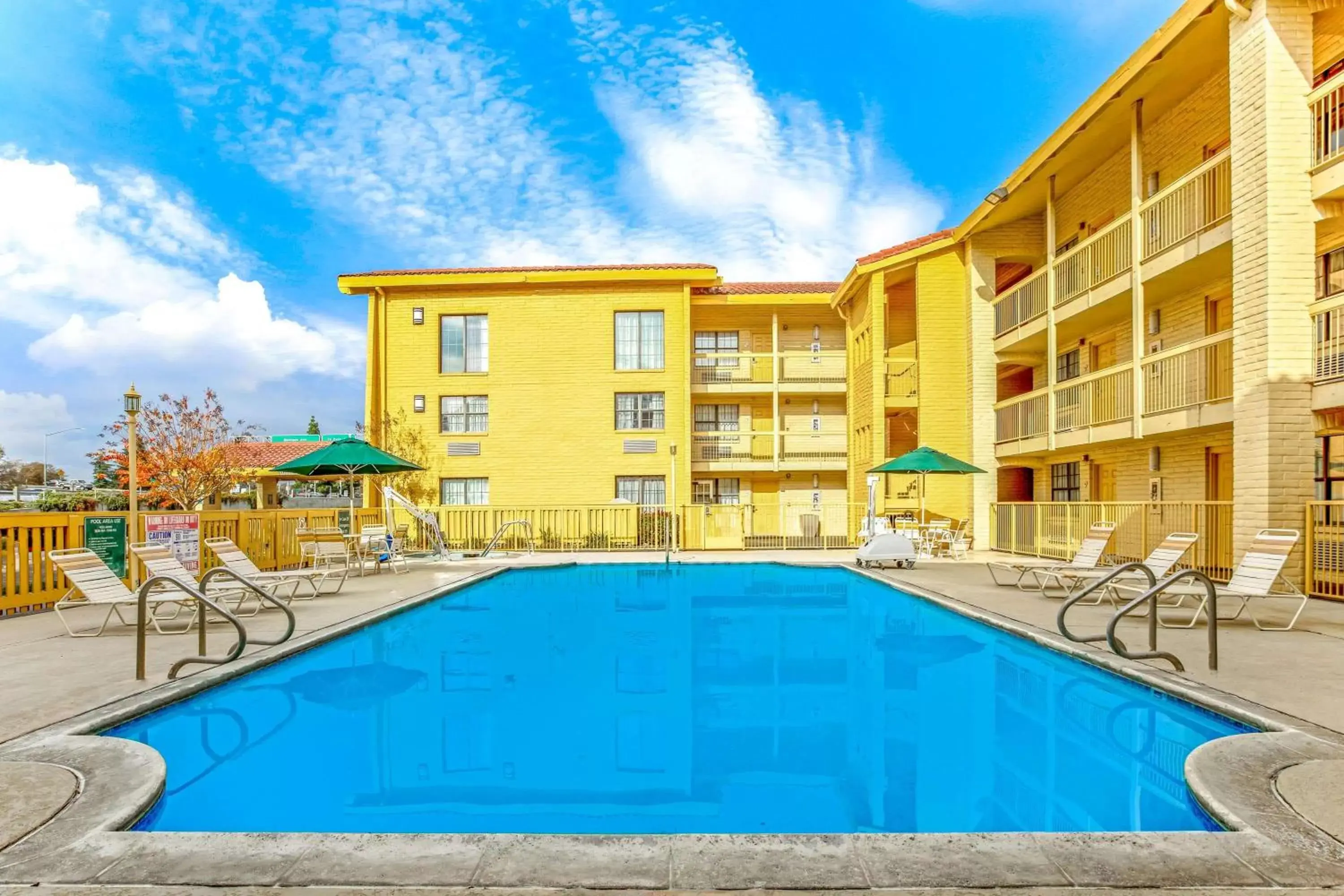 Property building, Swimming Pool in La Quinta Inn by Wyndham Sacramento North