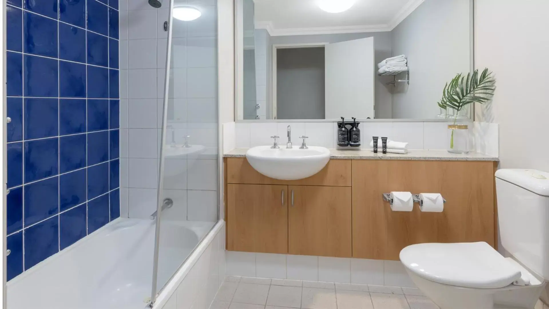 Shower, Bathroom in Oaks Perth Hotel