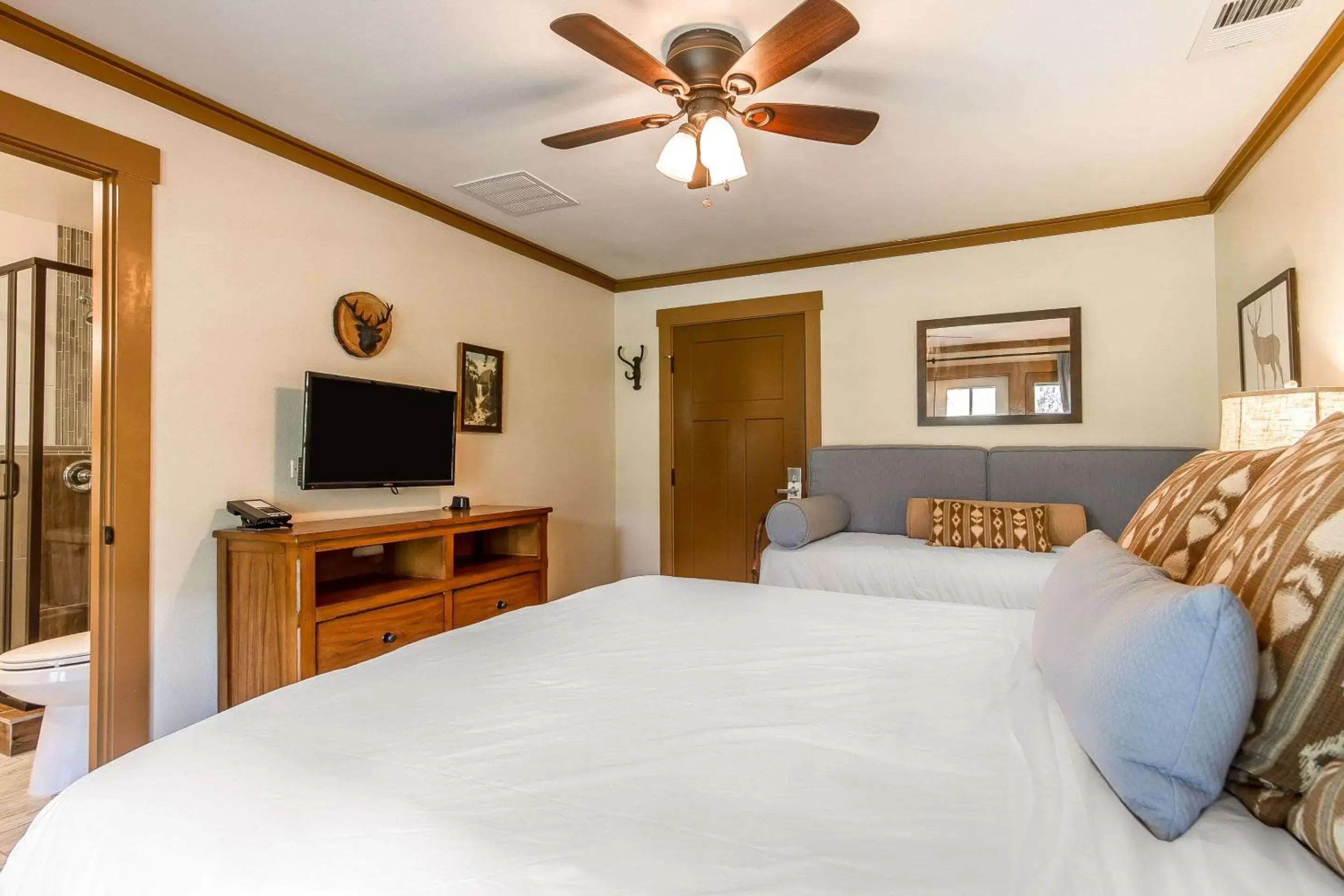 Photo of the whole room, Bed in Sierra Sky Ranch, Ascend Hotel Collection