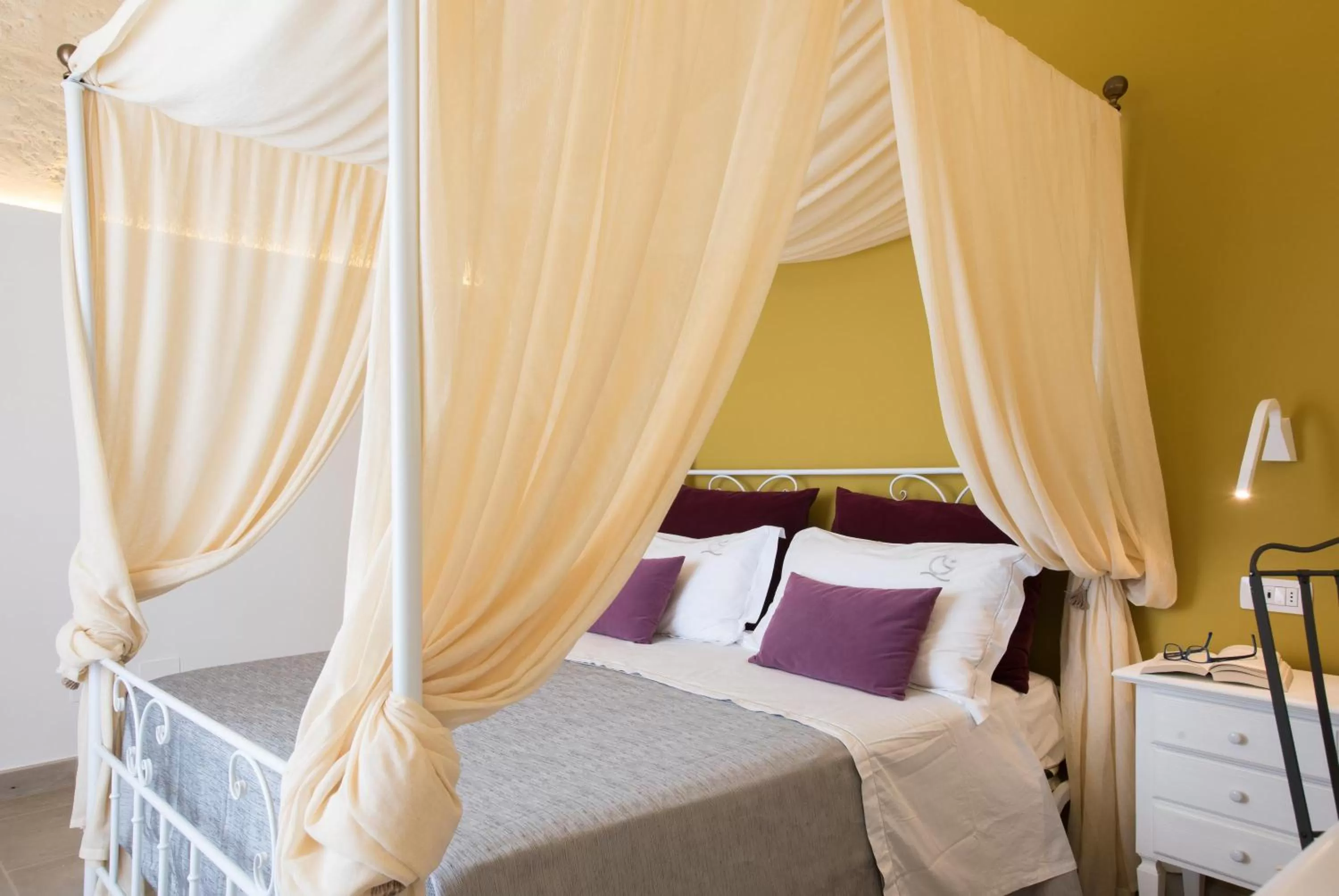 Decorative detail, Bed in Masseria Panareo