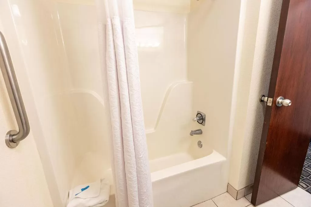 Bathroom in Savannah House Hotel