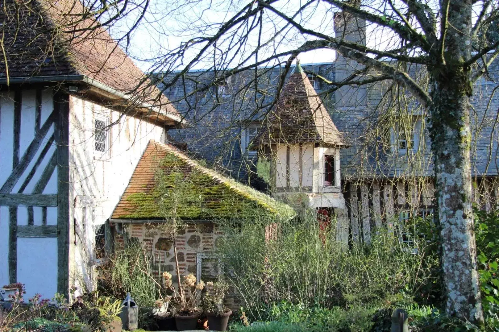 Property Building in Le Pommenial de la Hérissonnière