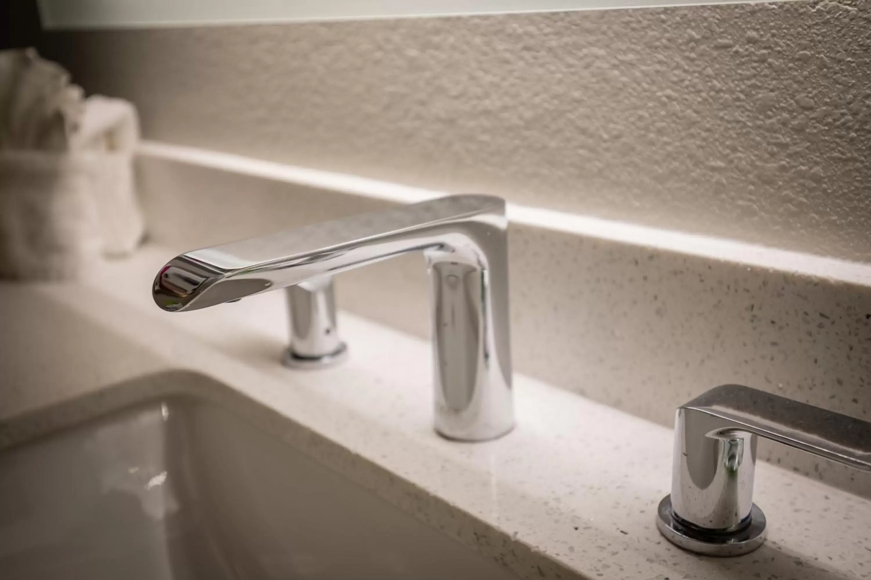 Area and facilities, Bathroom in Radisson Hotel Oakland Airport