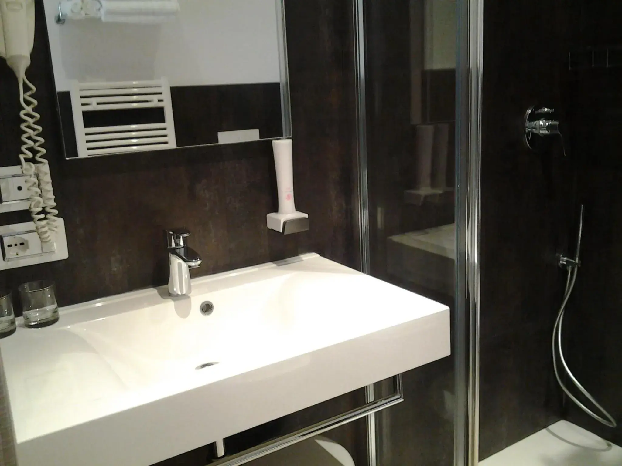 Shower, Bathroom in Hotel Danieli La Castellana