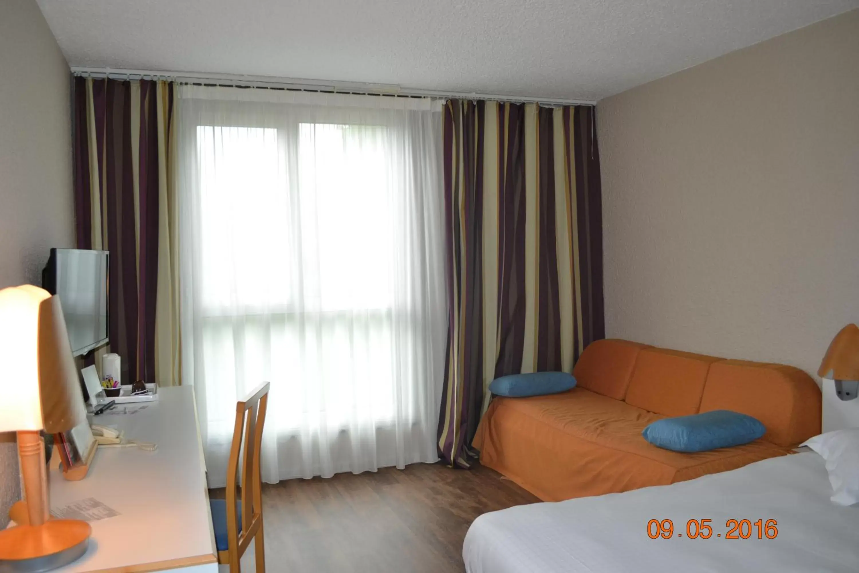 Photo of the whole room, Room Photo in ibis Styles Lille Neuville en Ferrain