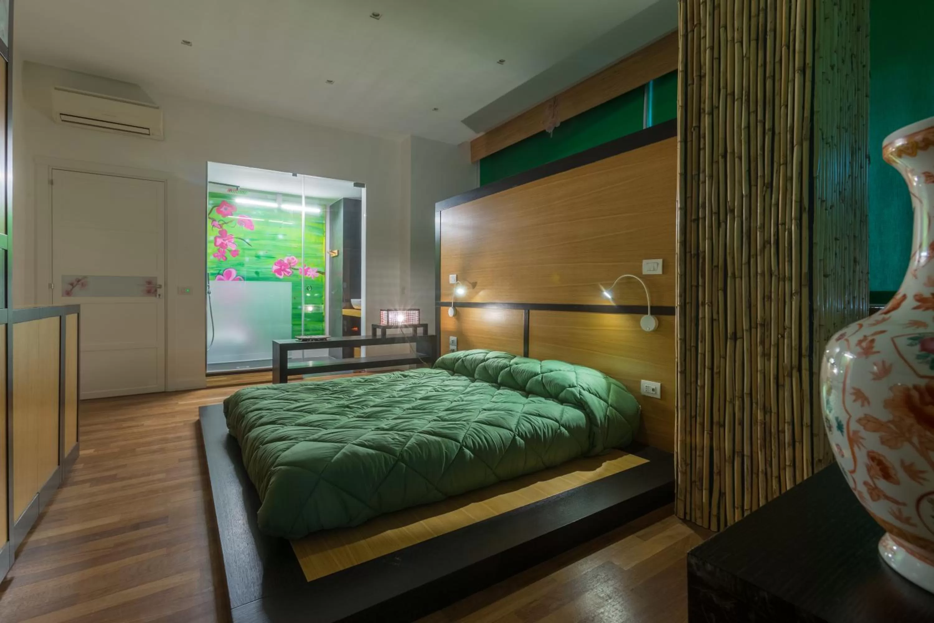 Photo of the whole room, Bed in Soul City