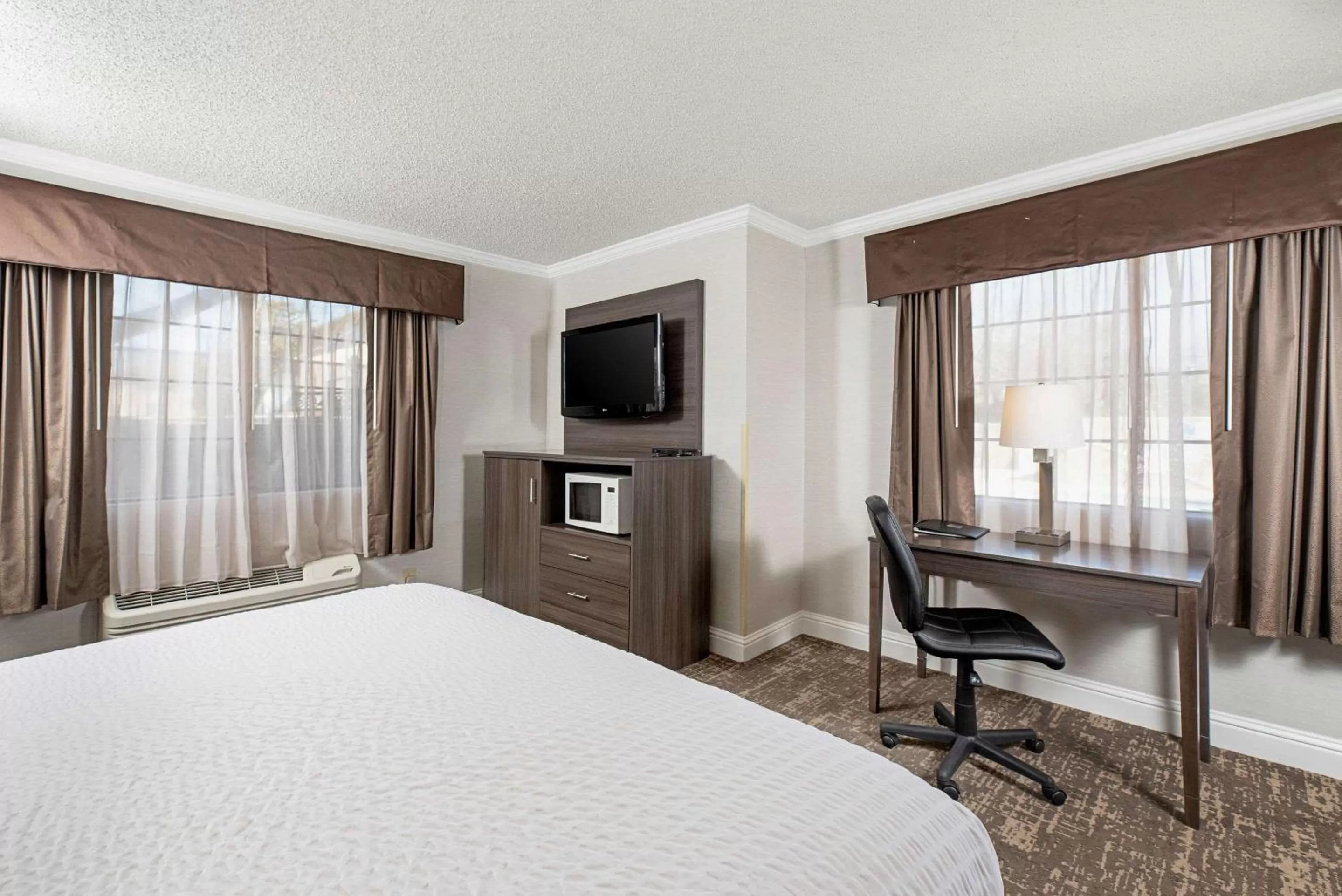 Photo of the whole room, Bed in Clarion Inn Silicon Valley