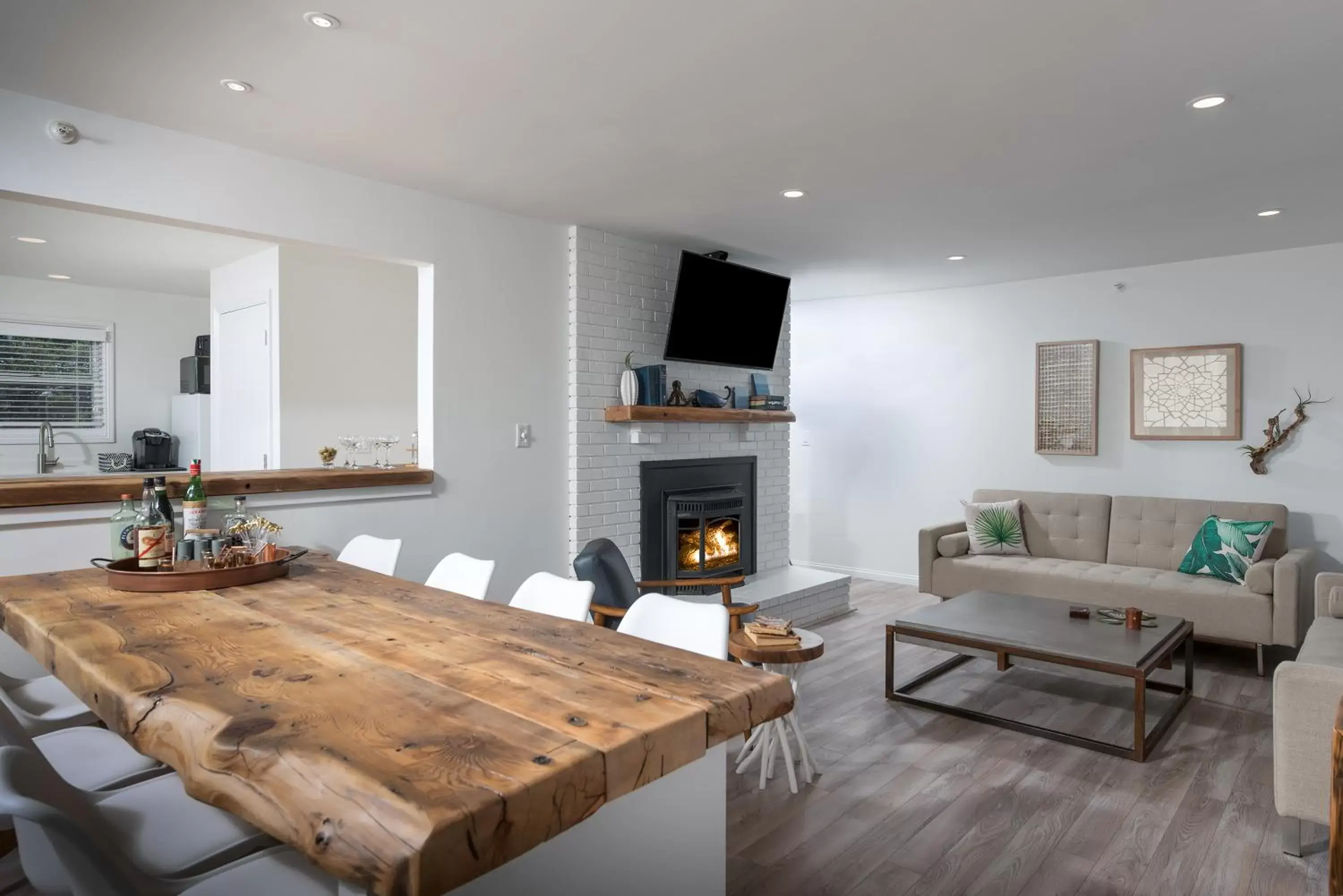 Living room, Dining Area in ViewPoint Hotel