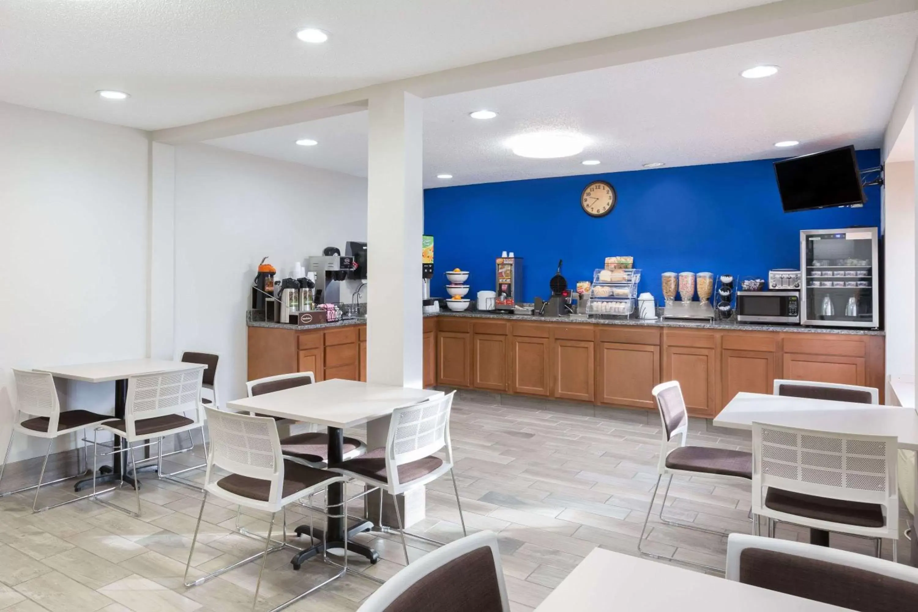 Restaurant/Places to Eat in Microtel Inn & Suites by Wyndham Sioux Falls