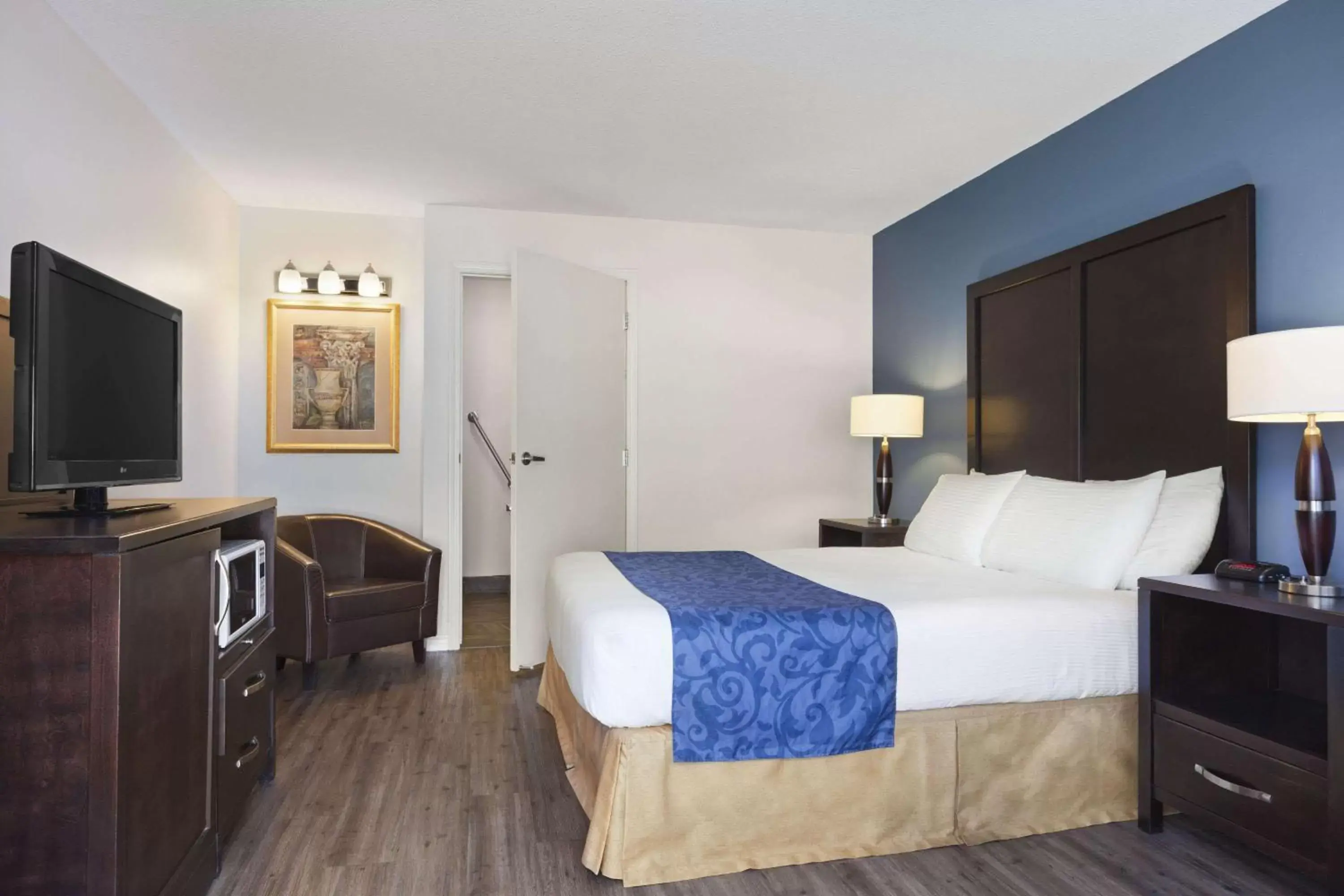 Photo of the whole room, Bed in Days Inn by Wyndham Kelowna