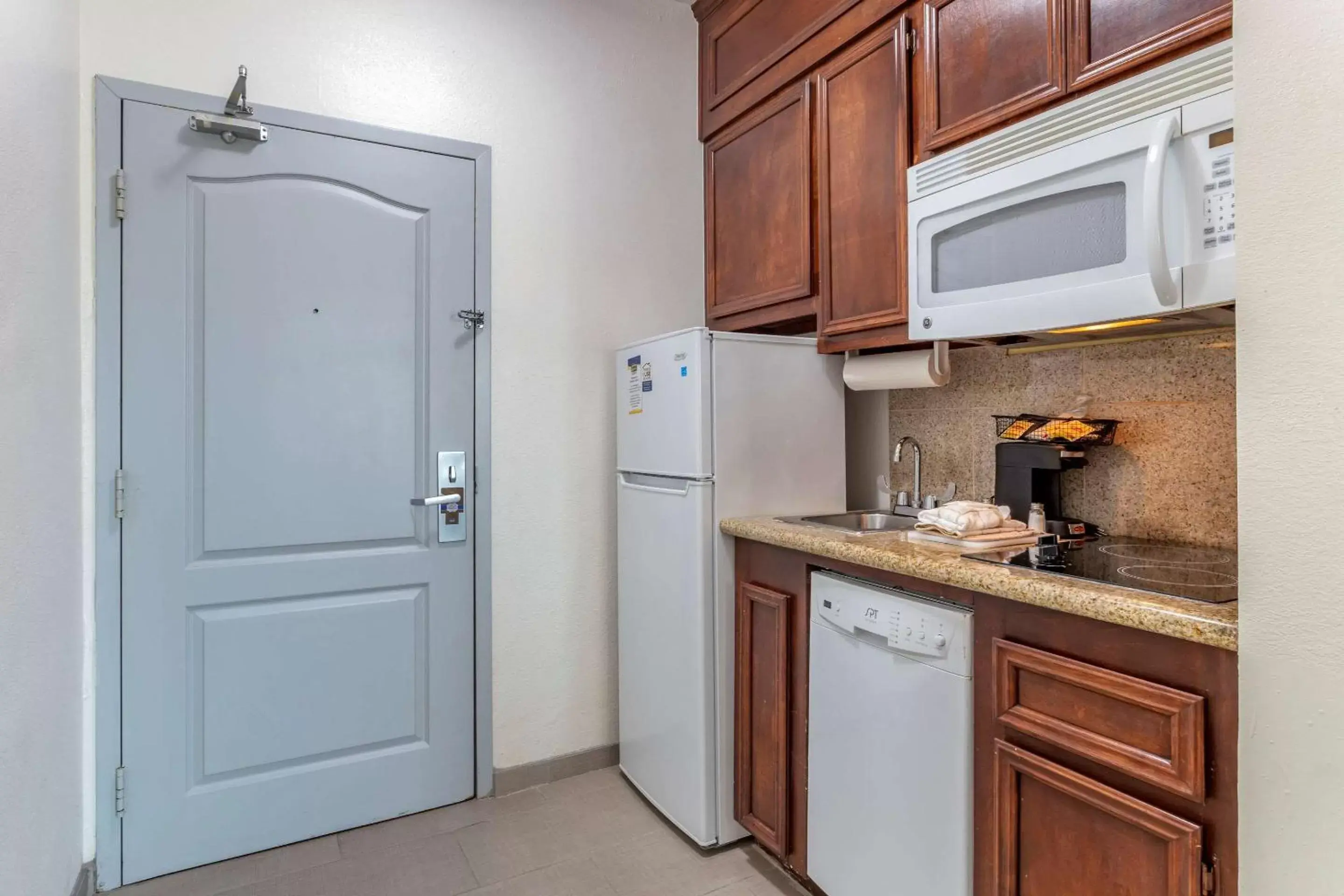 Photo of the whole room, Kitchen/Kitchenette in MainStay Suites Port Arthur - Beaumont South