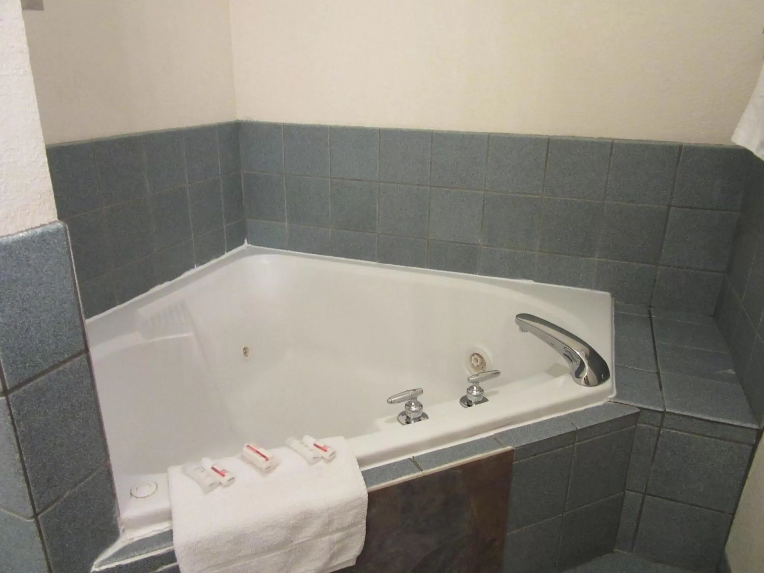 Hot Tub, Bathroom in Howard Johnson by Wyndham Wichita Airport