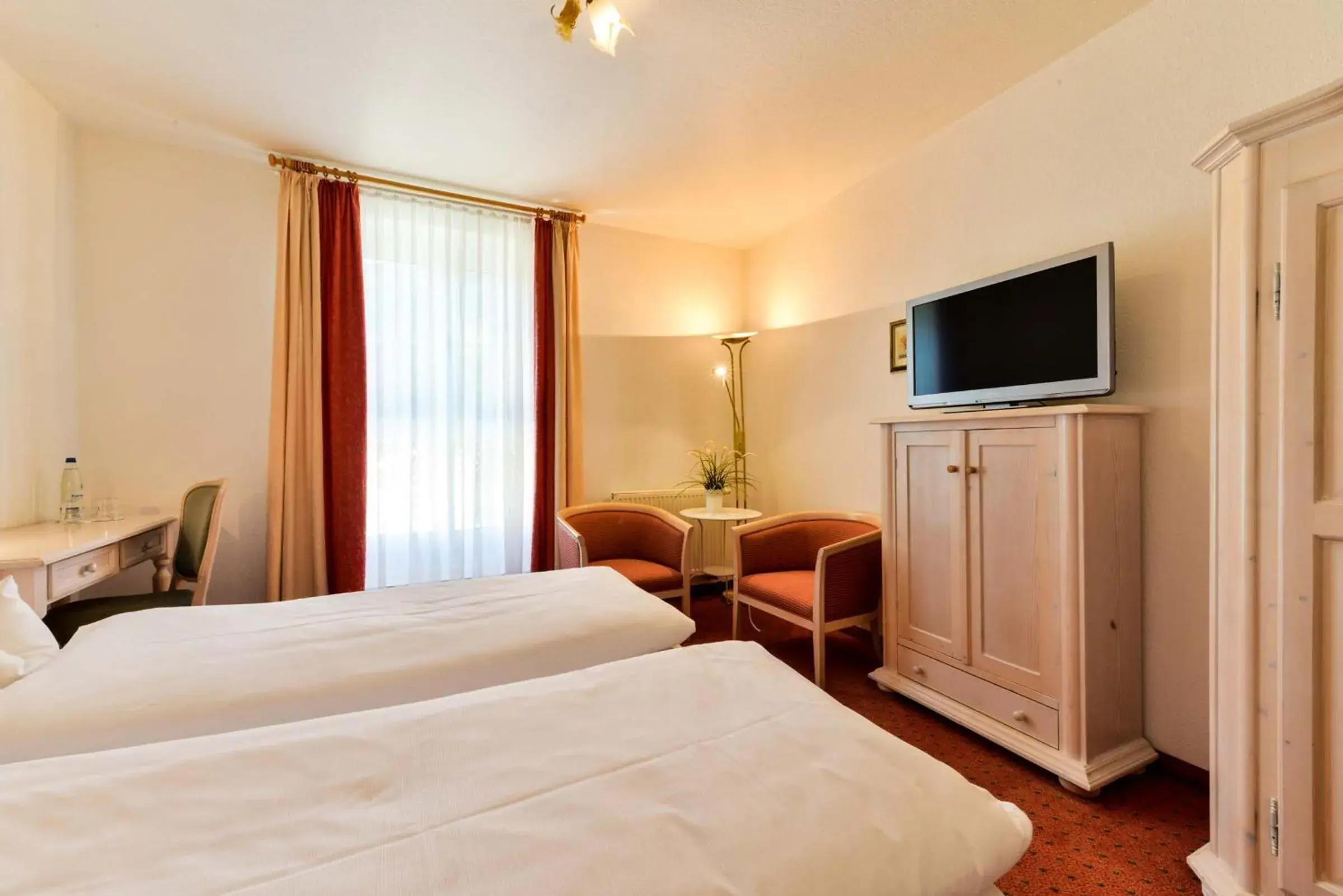 Photo of the whole room, Bed in Flair Hotel Vier Jahreszeiten
