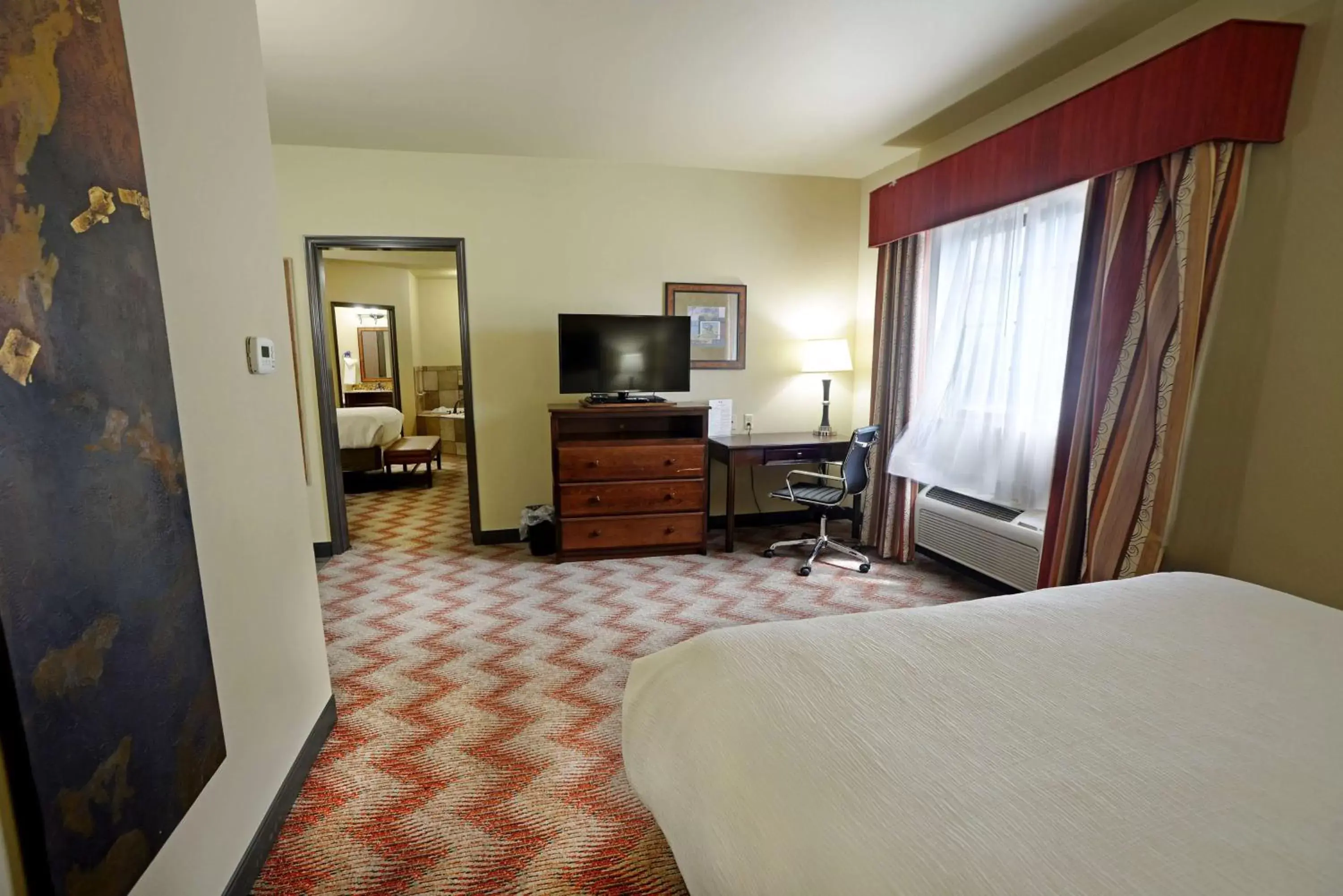 Photo of the whole room, TV/Entertainment Center in Best Western PLUS Cimarron Hotel & Suites