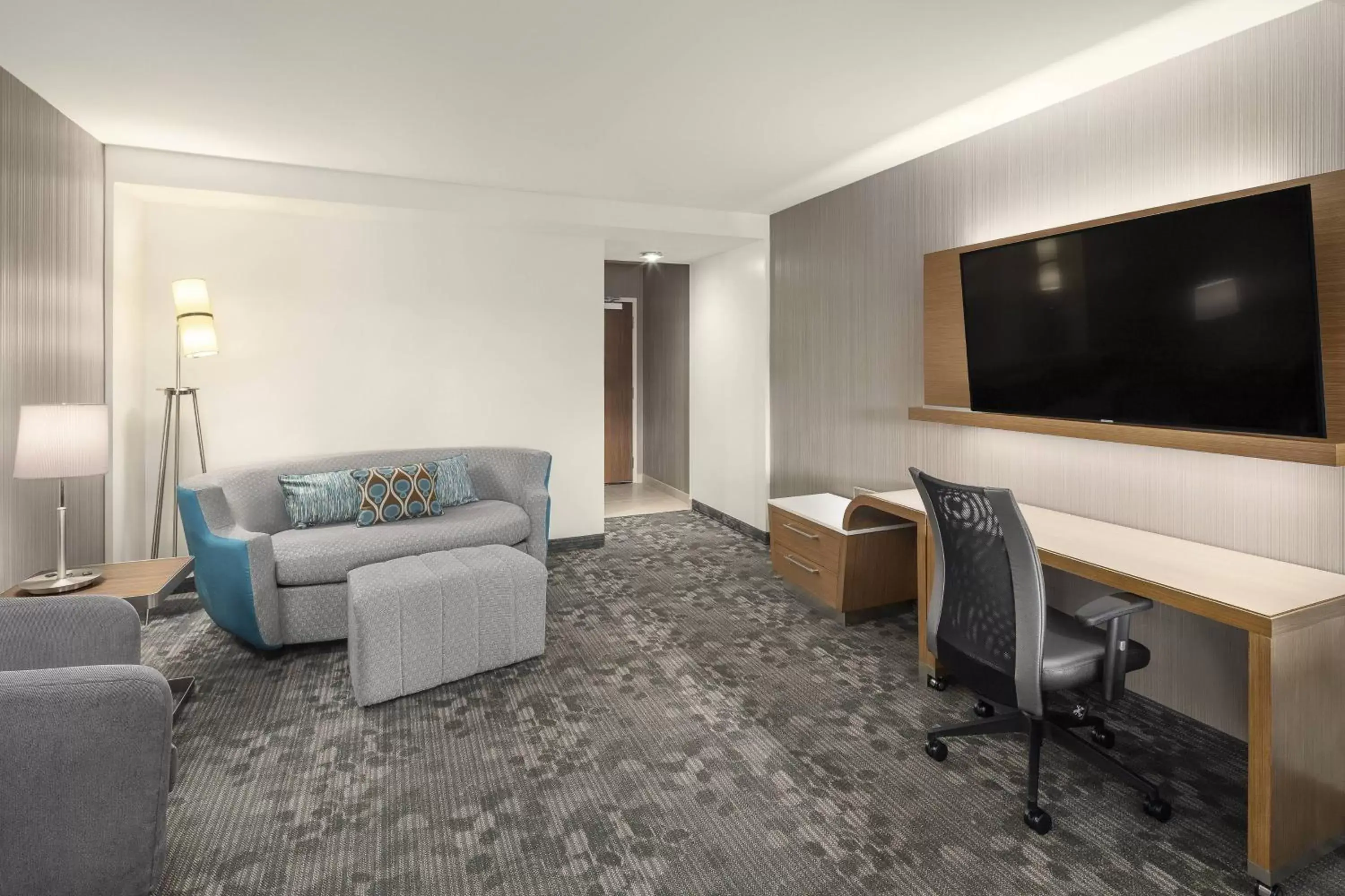 Living room, TV/Entertainment Center in Courtyard by Marriott Seattle Northgate