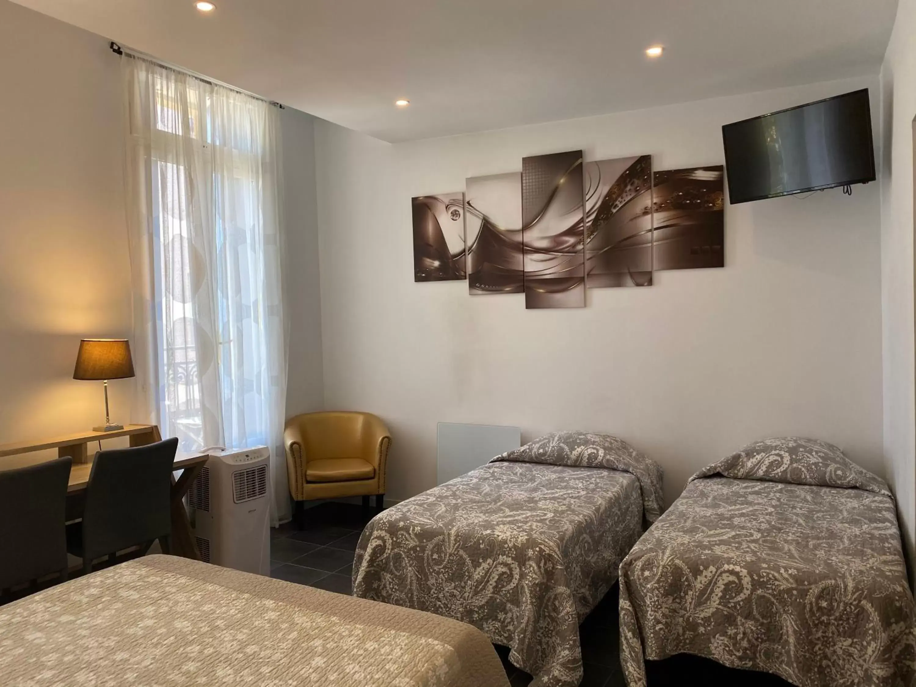 Bedroom, Bed in Kyriad Direct Beziers Centre