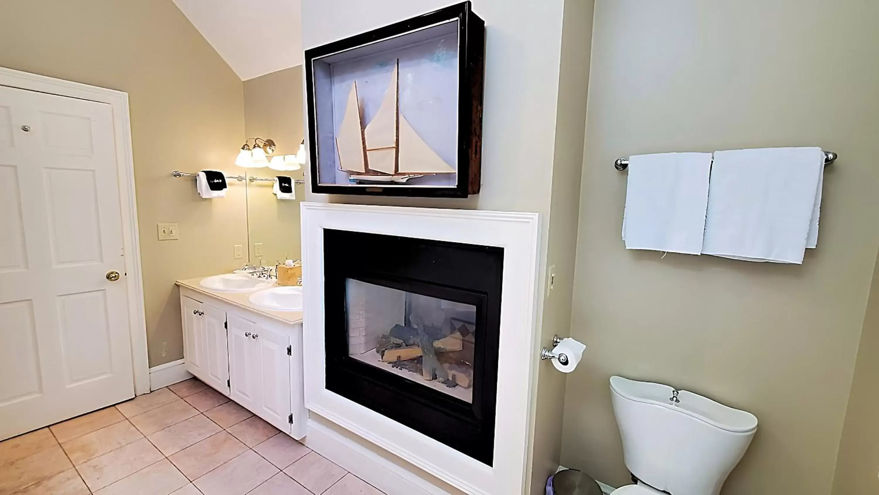 Bathroom, TV/Entertainment Center in Four Columns Inn