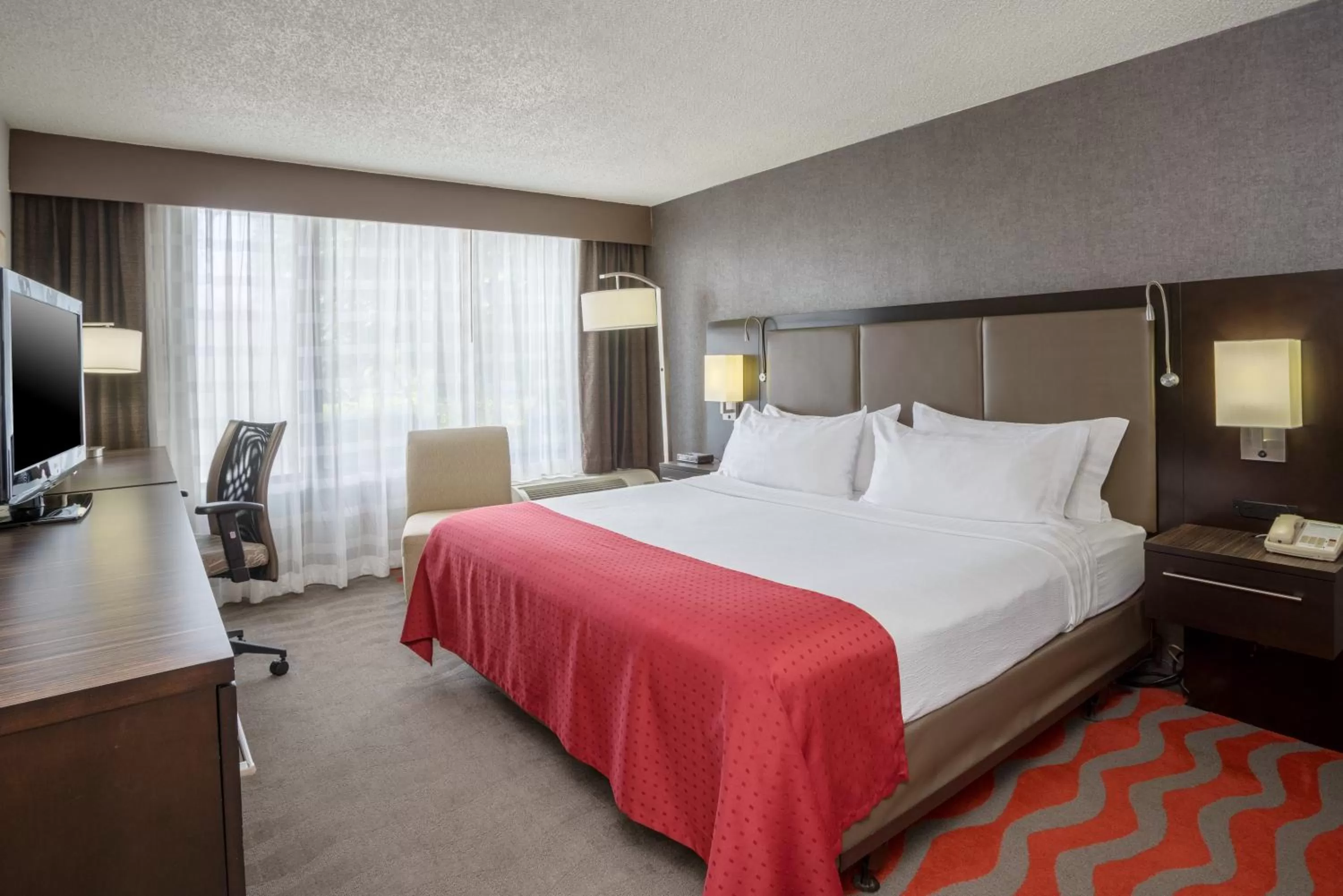 Photo of the whole room, Bed in Holiday Inn Harrisburg I-81 Hershey Area by IHG