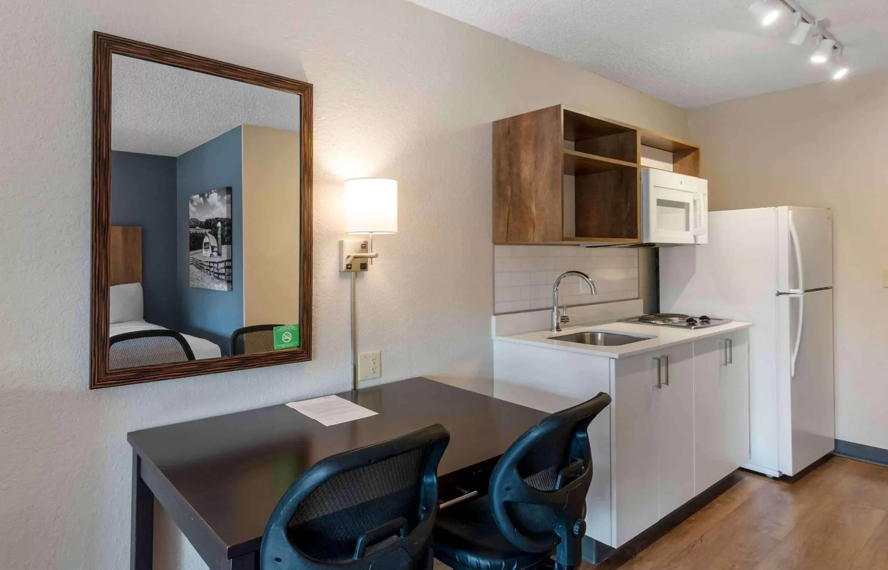 Bedroom, Kitchen/Kitchenette in Extended Stay America Premier Suites - Miami - Airport - Doral - 87th Avenue South