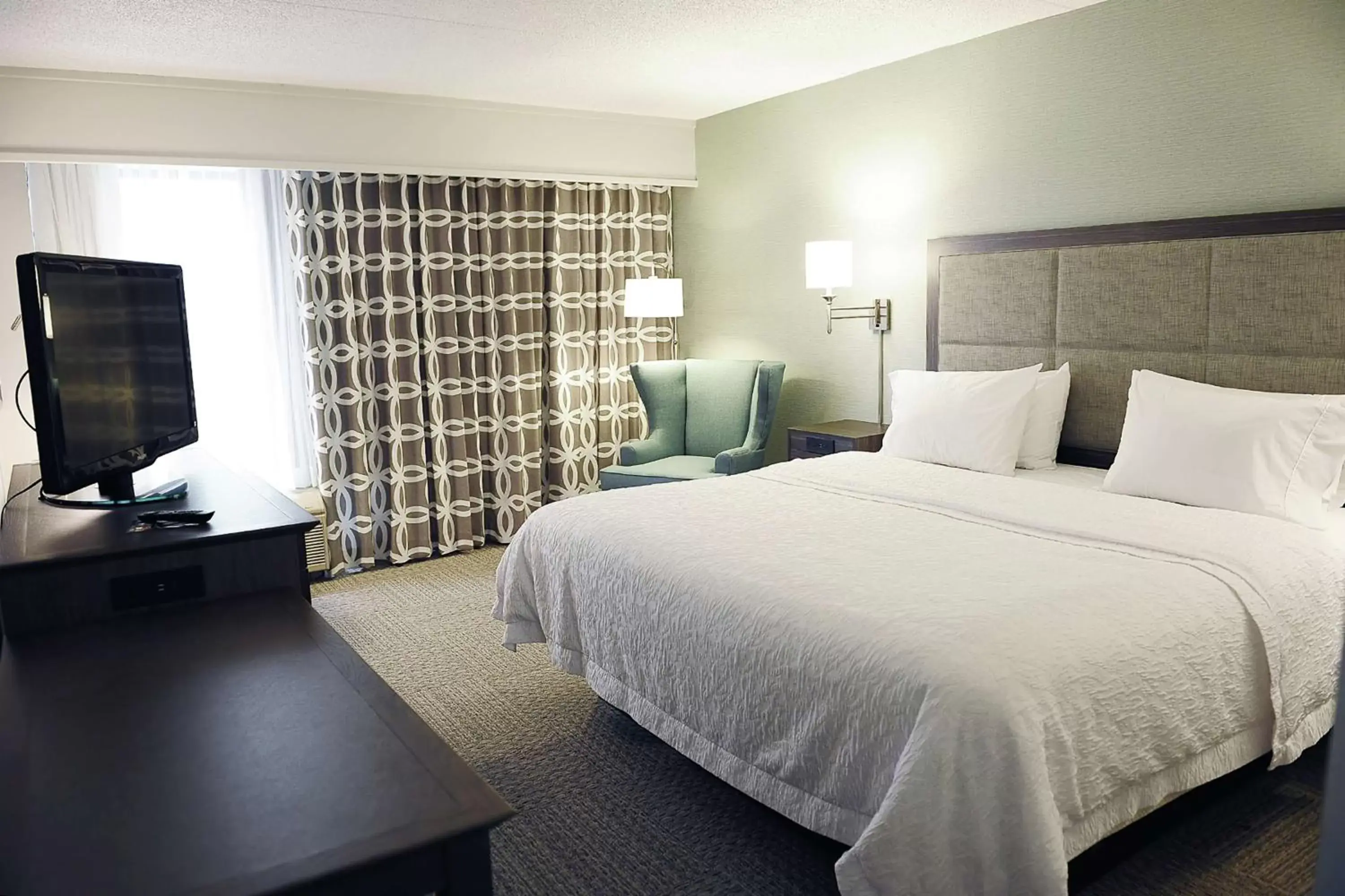 Bedroom, Bed in DoubleTree by Hilton Dulles Airport-Sterling