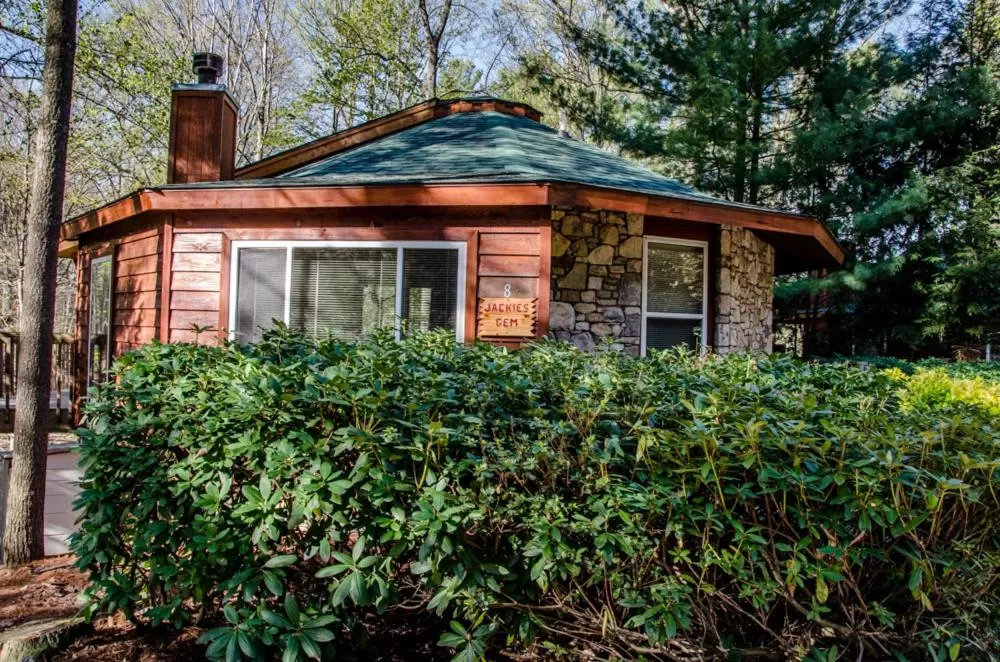 Facade/entrance in Asheville Cabins of Willow Winds