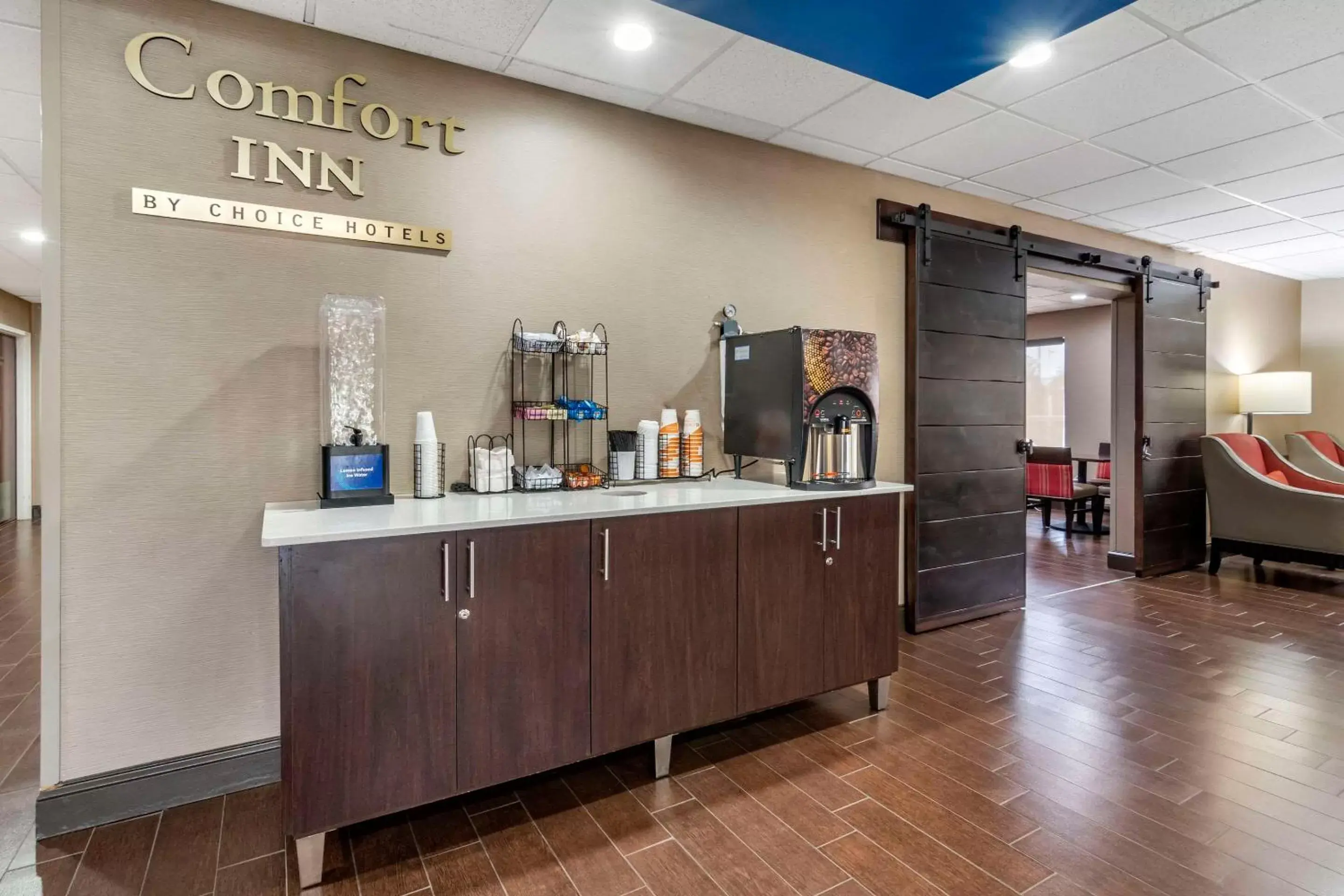Lobby or reception, Kitchen/Kitchenette in Comfort Inn & Suites Oxford South