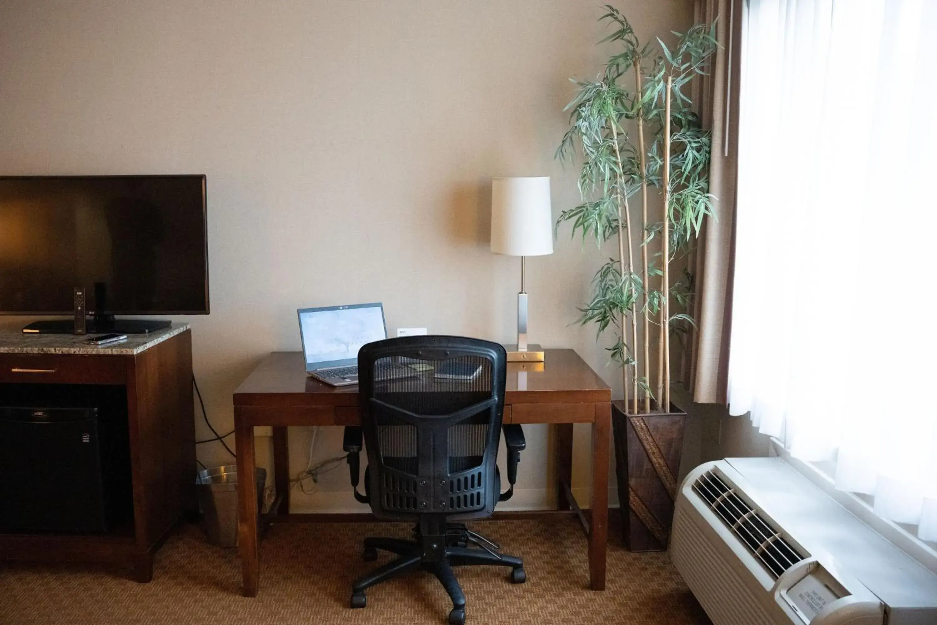 Photo of the whole room, TV/Entertainment Center in Delta Hotels by Marriott Toledo