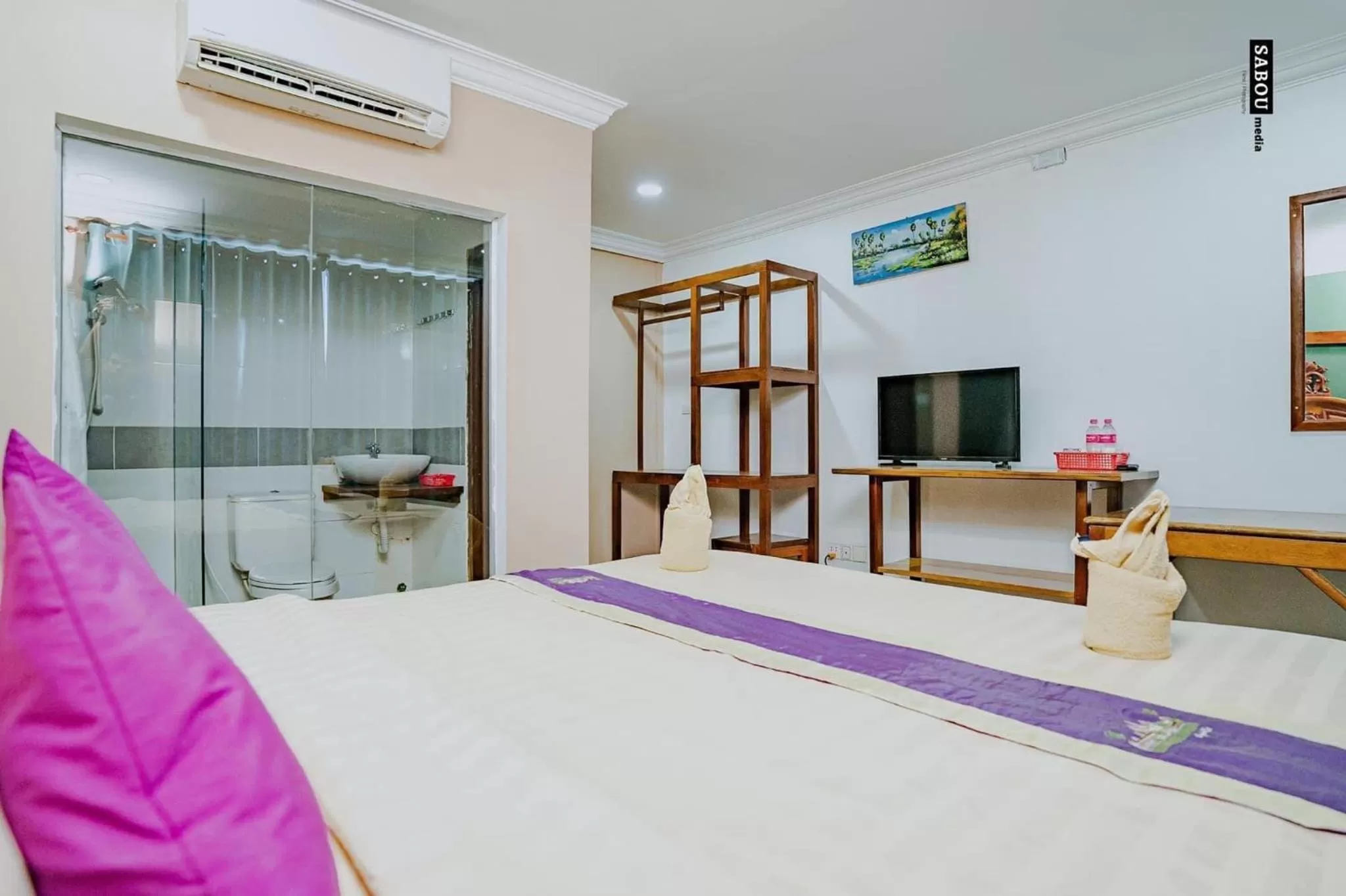 Bed in Neakru Guesthouse and Restaurant