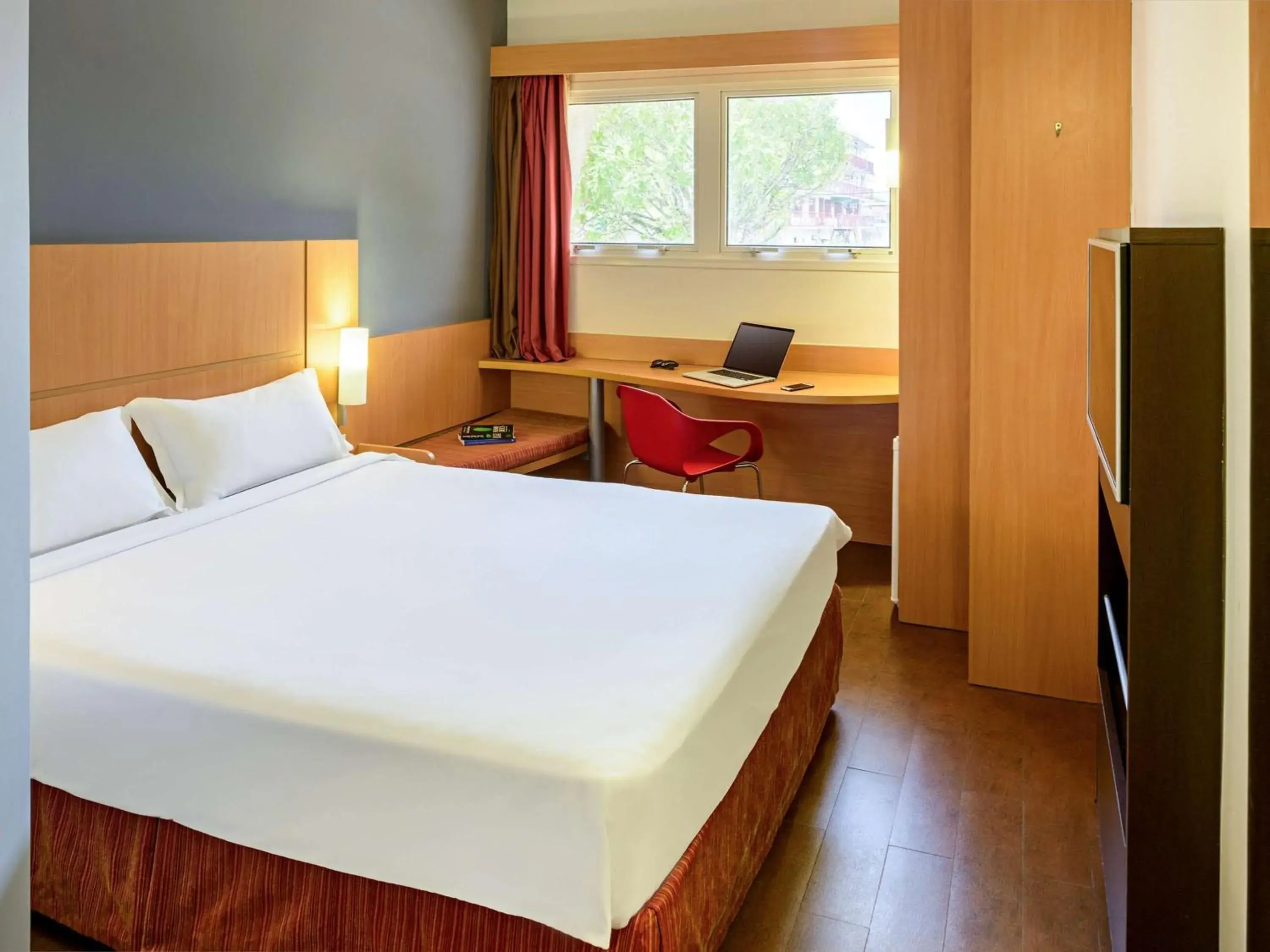 Photo of the whole room, Bed in ibis Belem Aeroporto