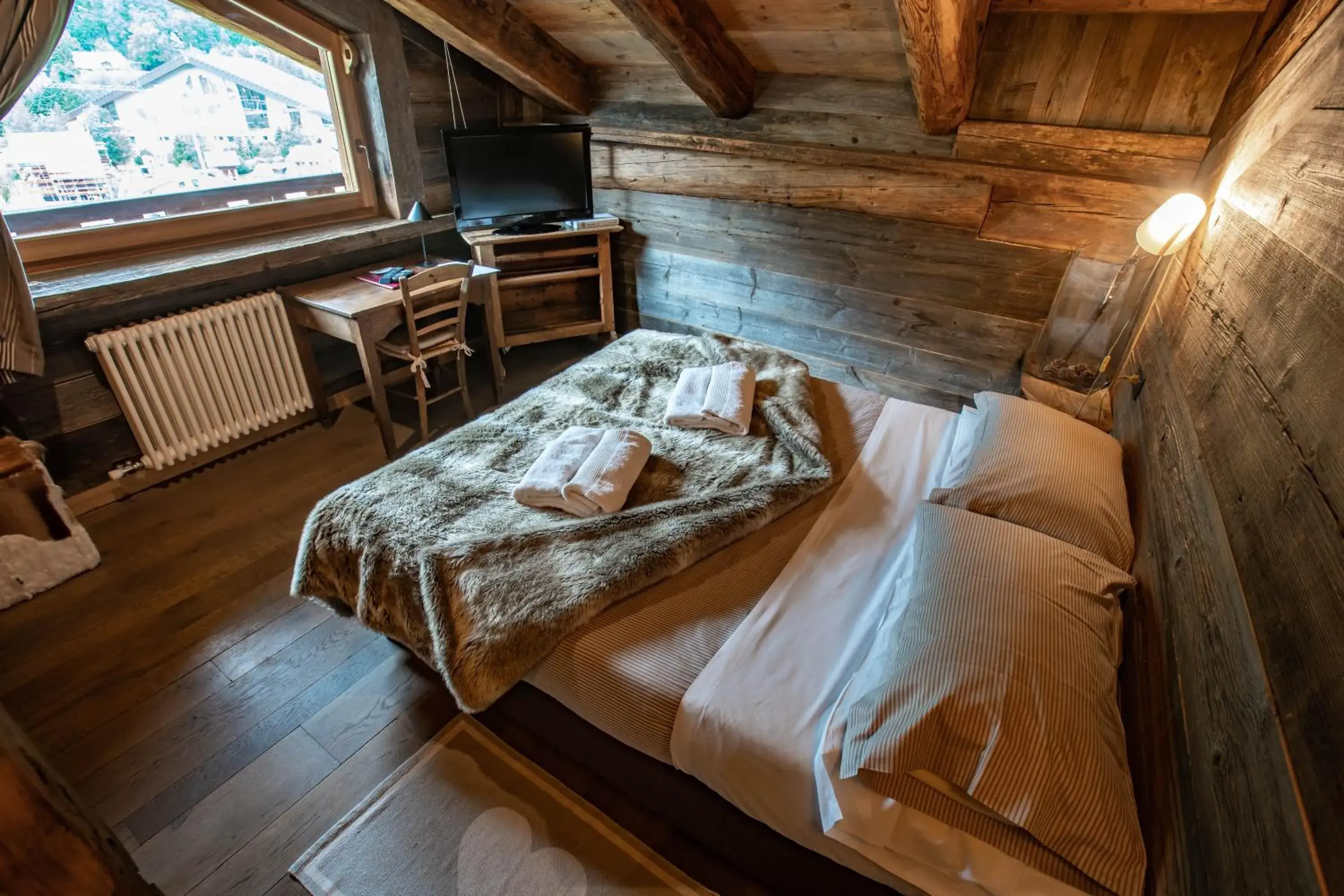 TV and multimedia, Bed in Hotel Chalet Svizzero