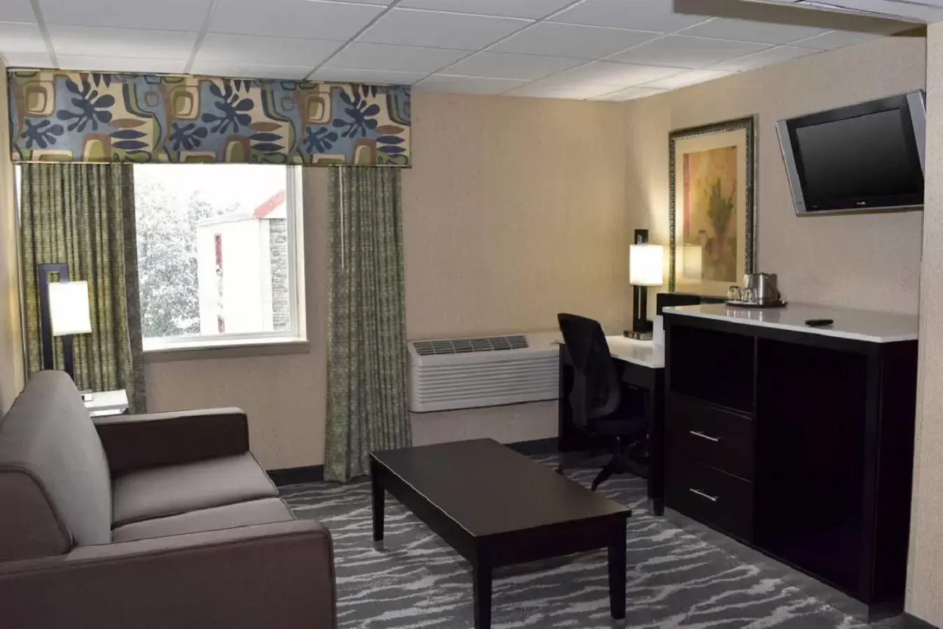 TV and multimedia, Seating Area in Quality Inn East Stroudsburg - Poconos