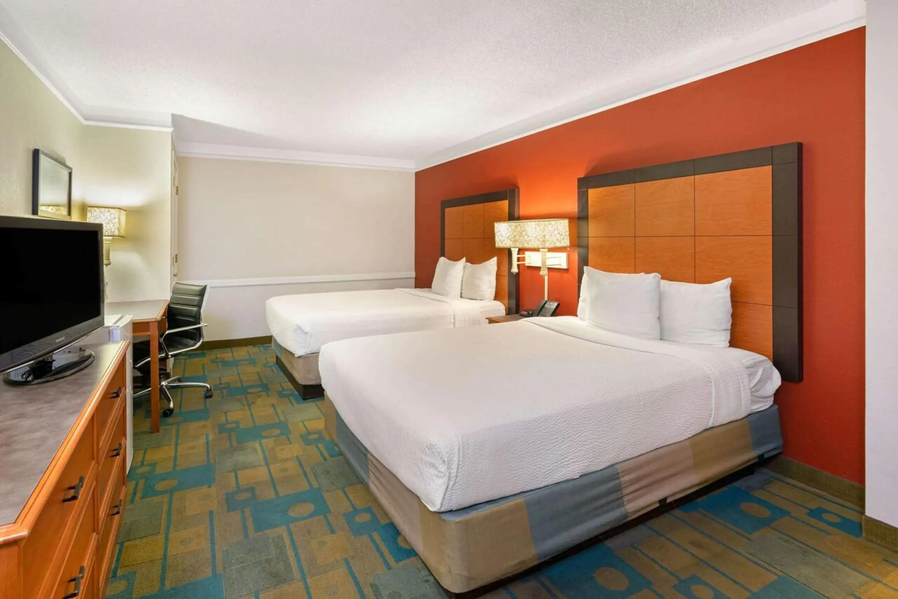 Photo of the whole room, Bed in La Quinta Inn by Wyndham Phoenix Sky Harbor Airport