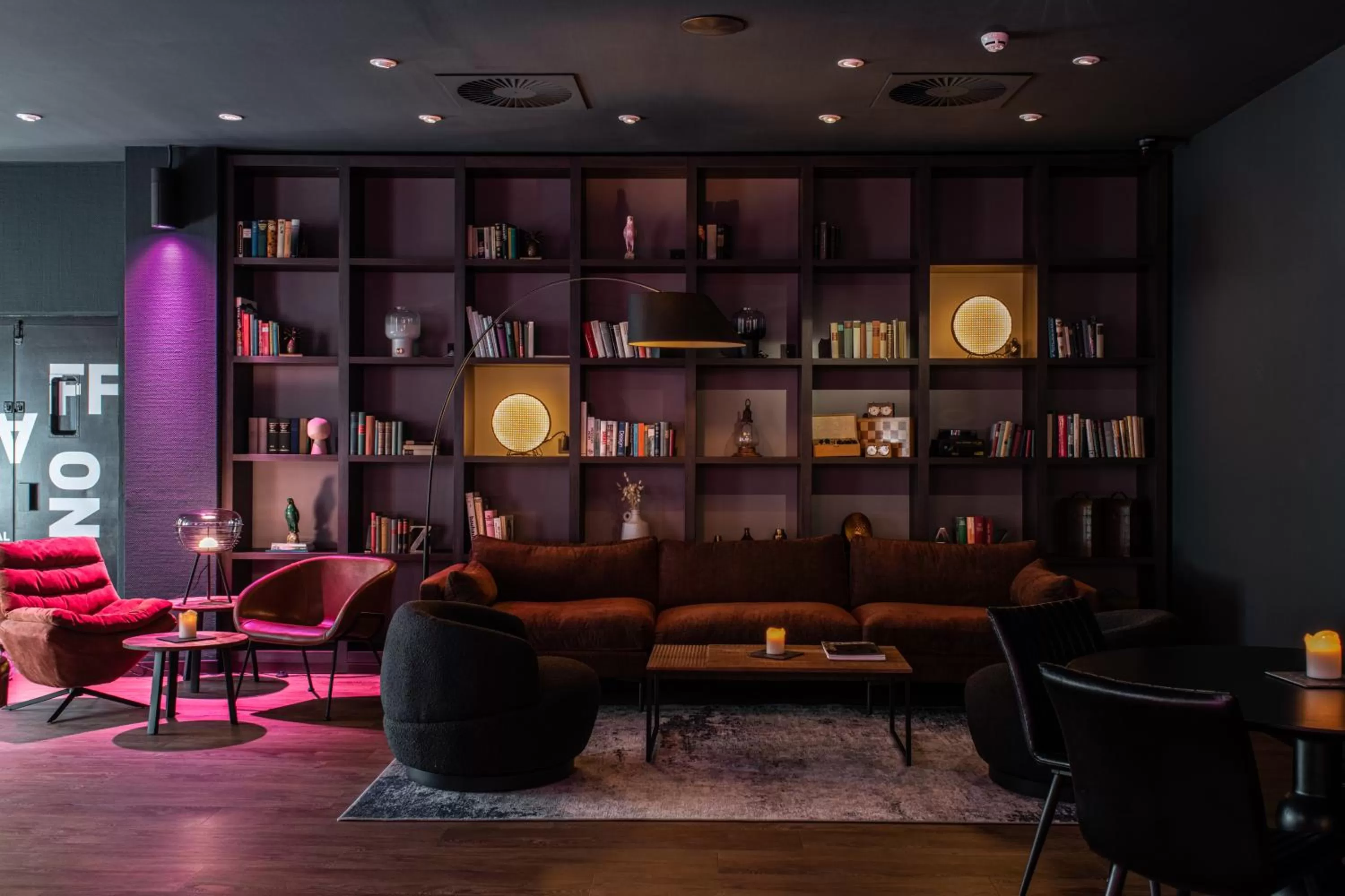 Library in Pentahotel Bremen